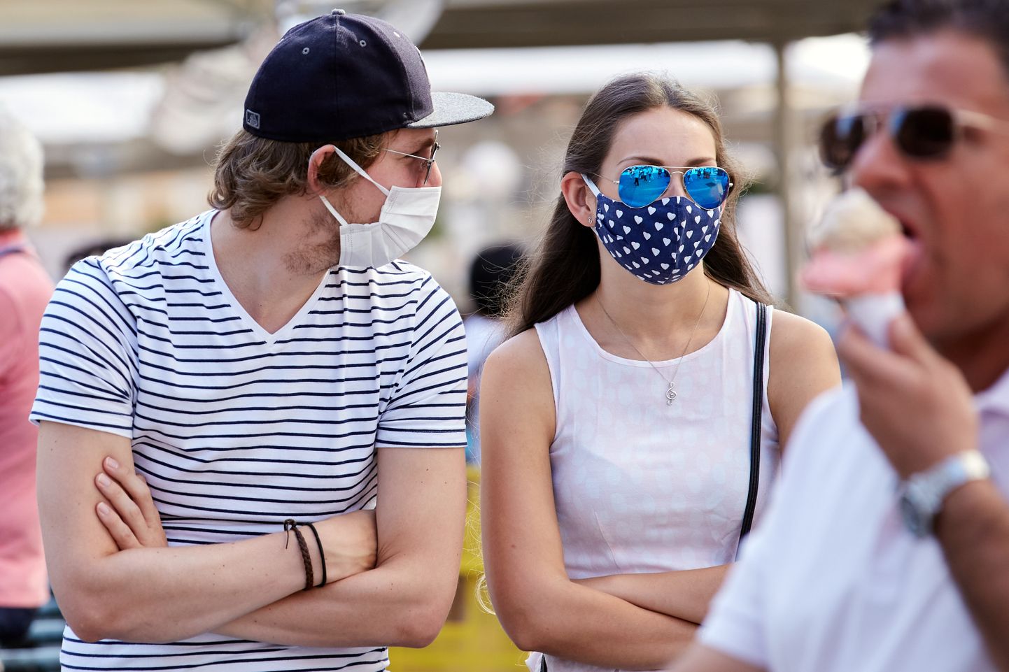 Inimesed maske kandmas. Foto on illustreeriv.