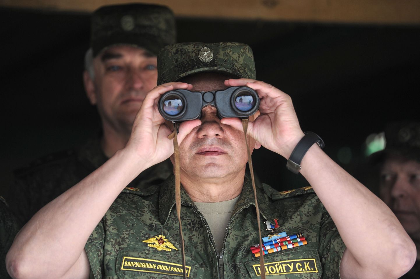 Venemaa kaitseminister Sergei Šoigu vaatab läbi pikksilma, kuidas kulgevad Vene sõjaväe keskringkonna õppused.