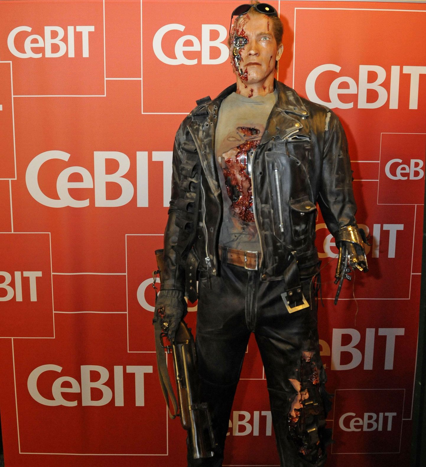 Arnold Schwarzeneggeri tegelaskuju, küborg Terminatorit kujutav nukk