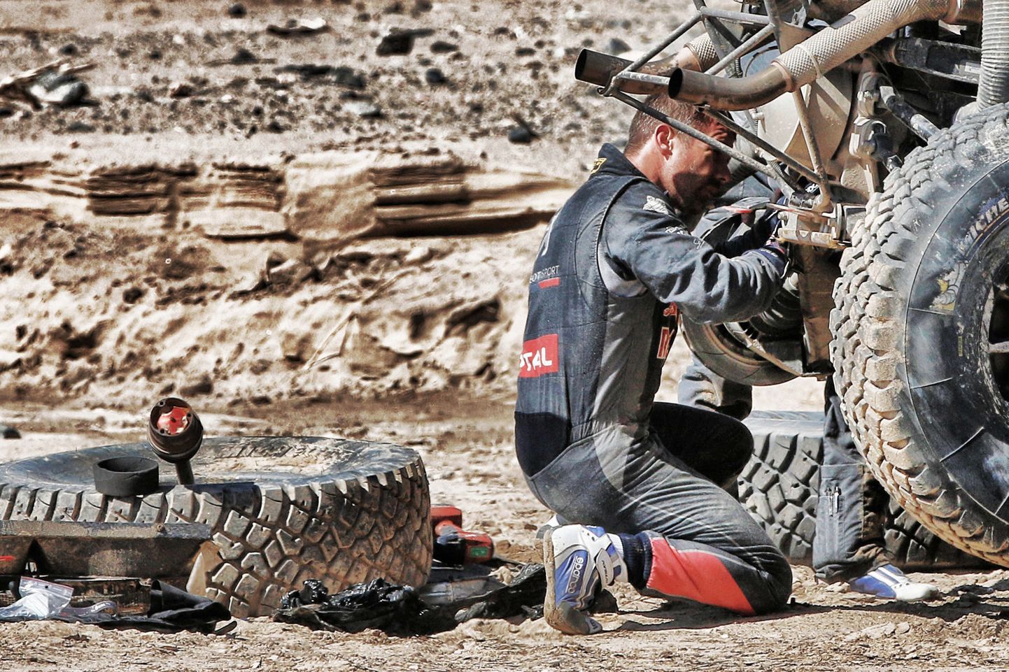 Autoralli üheksakordne maailmameister Sebastien Loeb tegi Dakari rallil ränga avarii.