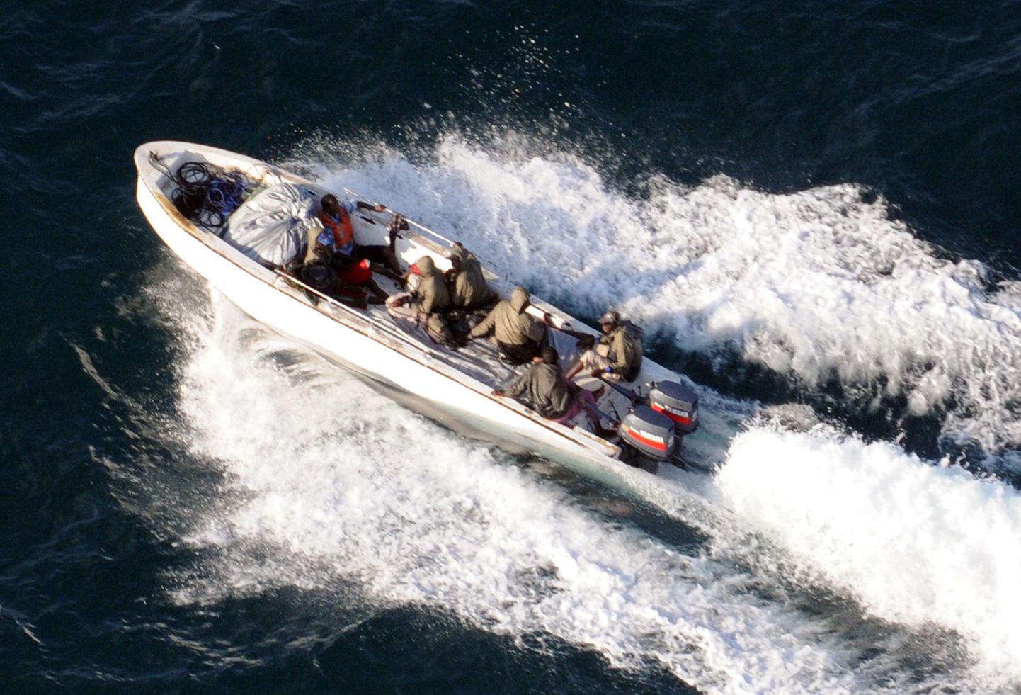 Hollandi mereväe foto nende poolt vahistatud somaallastest.