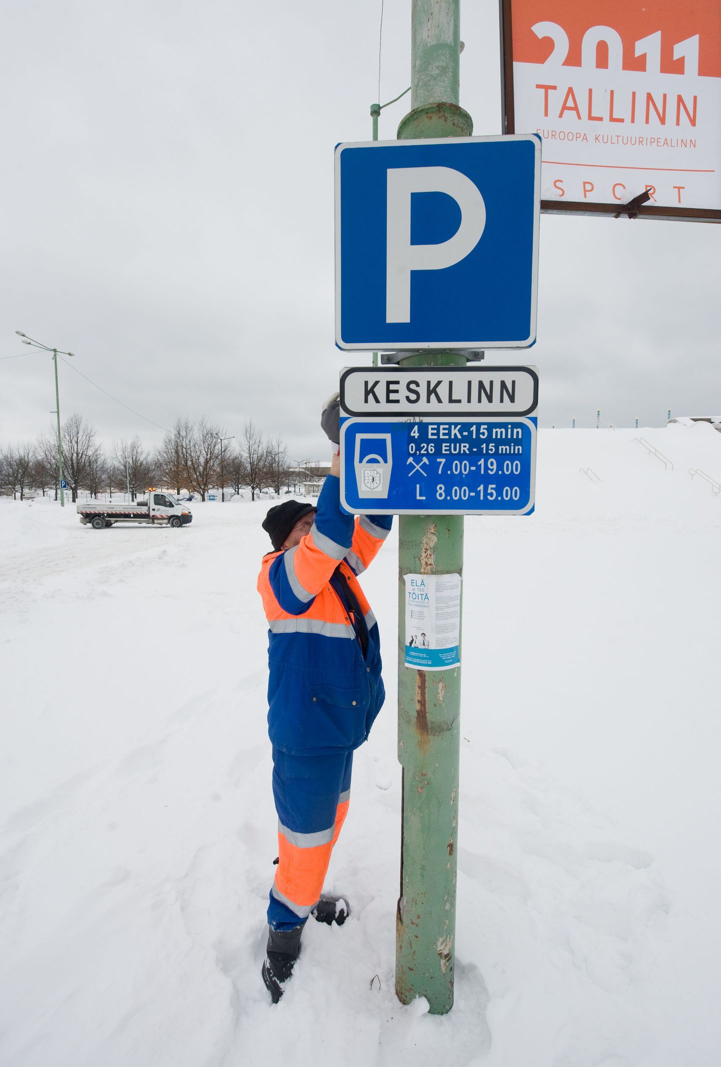 AS Signaal töötajad eemaldasid kolmapäeval Linnahalli ümbrusest tasulise parkimise märke.