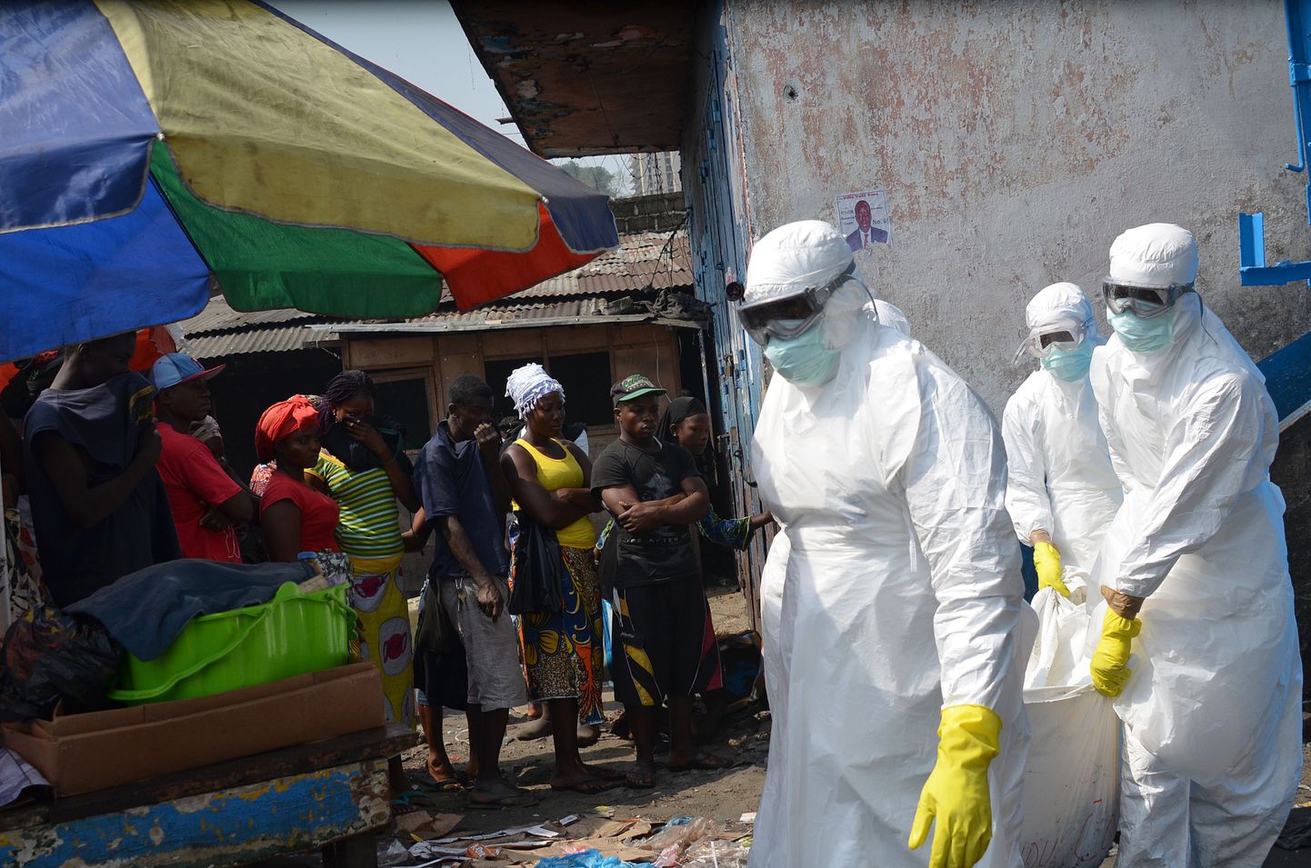 Punase Risti töötajad Libeeria pealinnas Monrovias Ebola-ohvrit minema toimetamas.