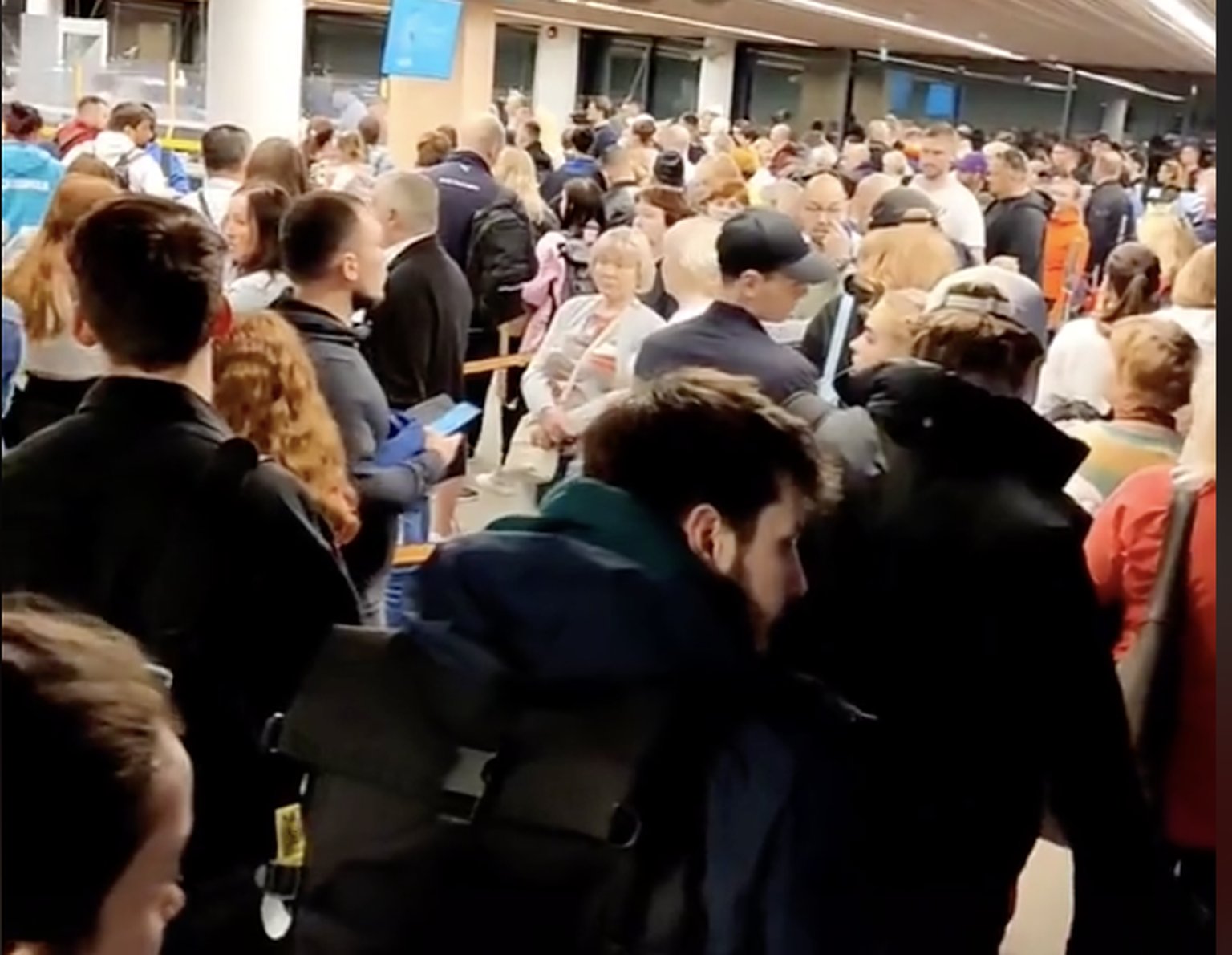 В Таллиннском аэропорту перед вылетом в Анталию многолюдно.