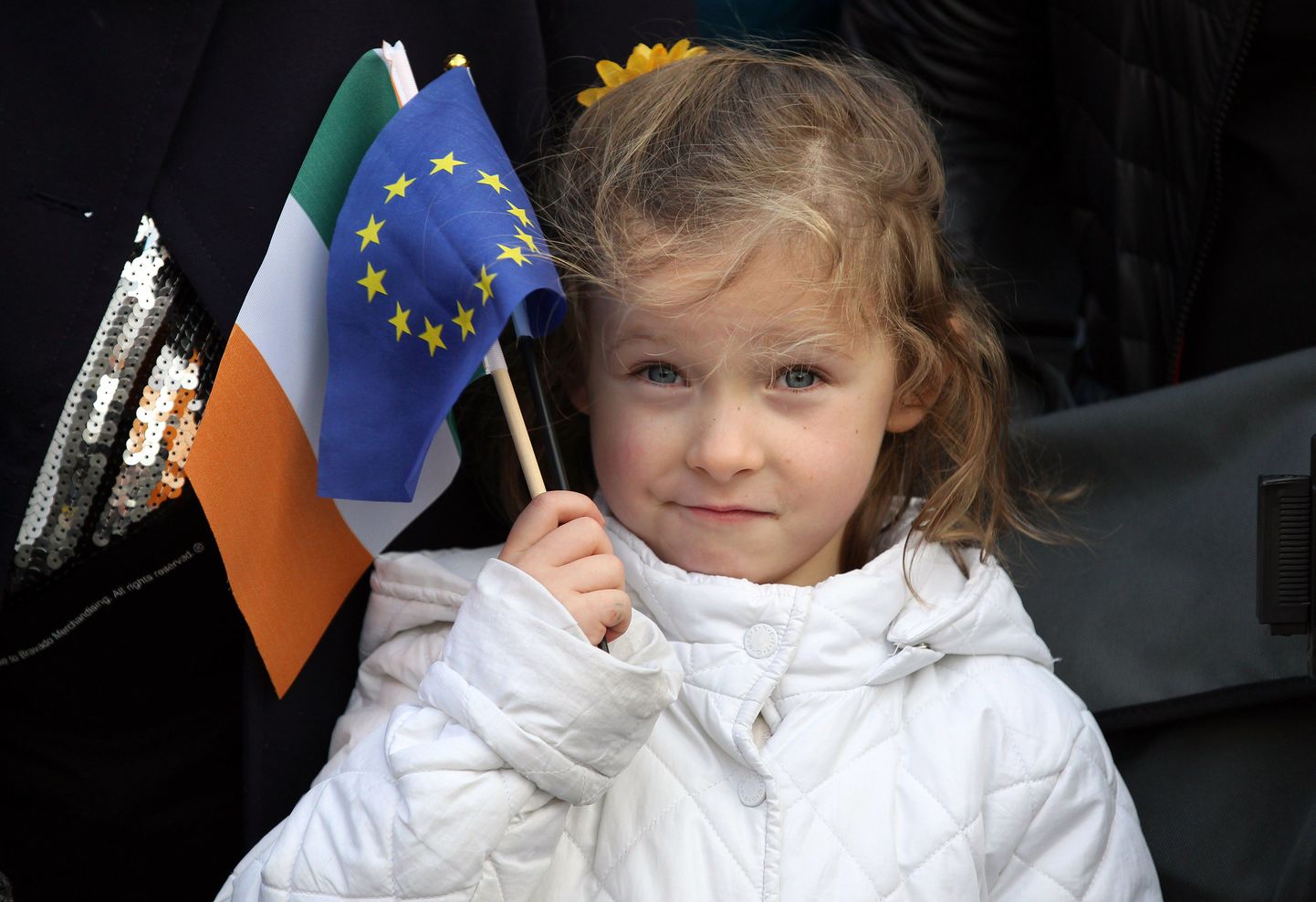 Iiri tüdruk Iirimaa ja Euroopa Liidu lipuga.