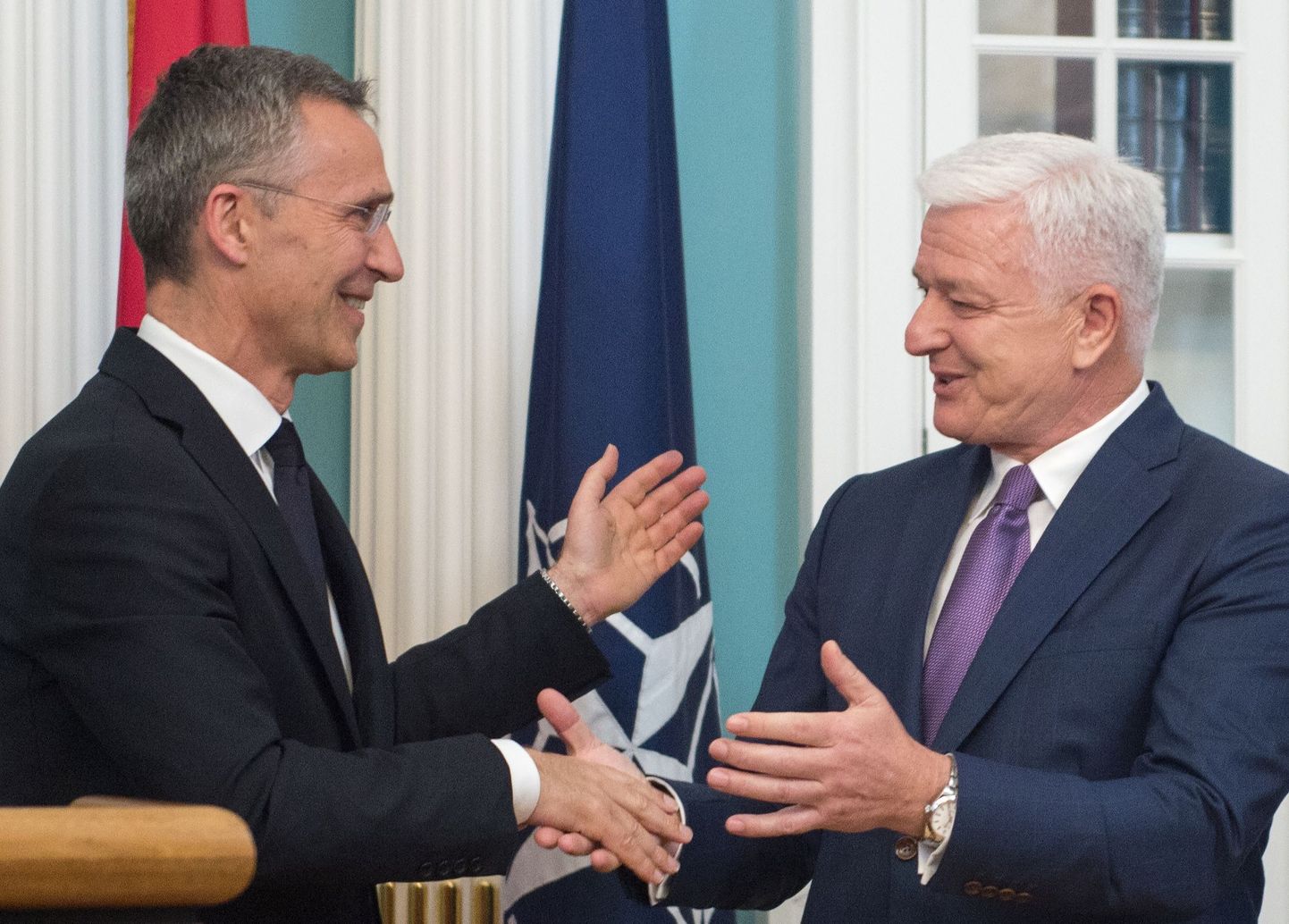 NATO peasekretäri Jens Stoltenberg (vasakul) ja Montenegro peaminister Dusko Markovic.