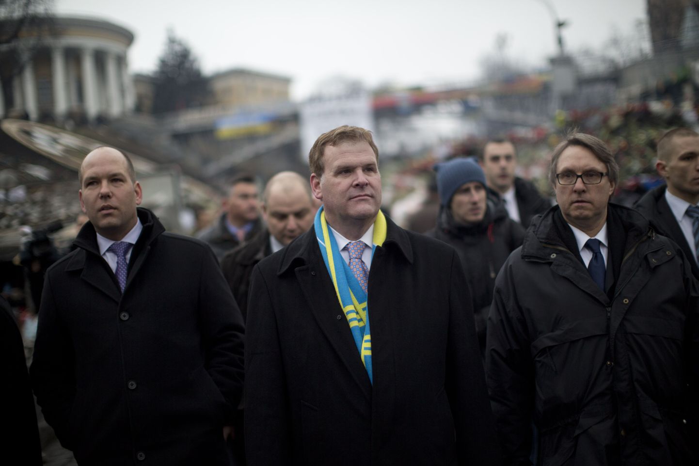 Kanada välisminister John Baird (keskel) kõnnib Kiievi väljakul.