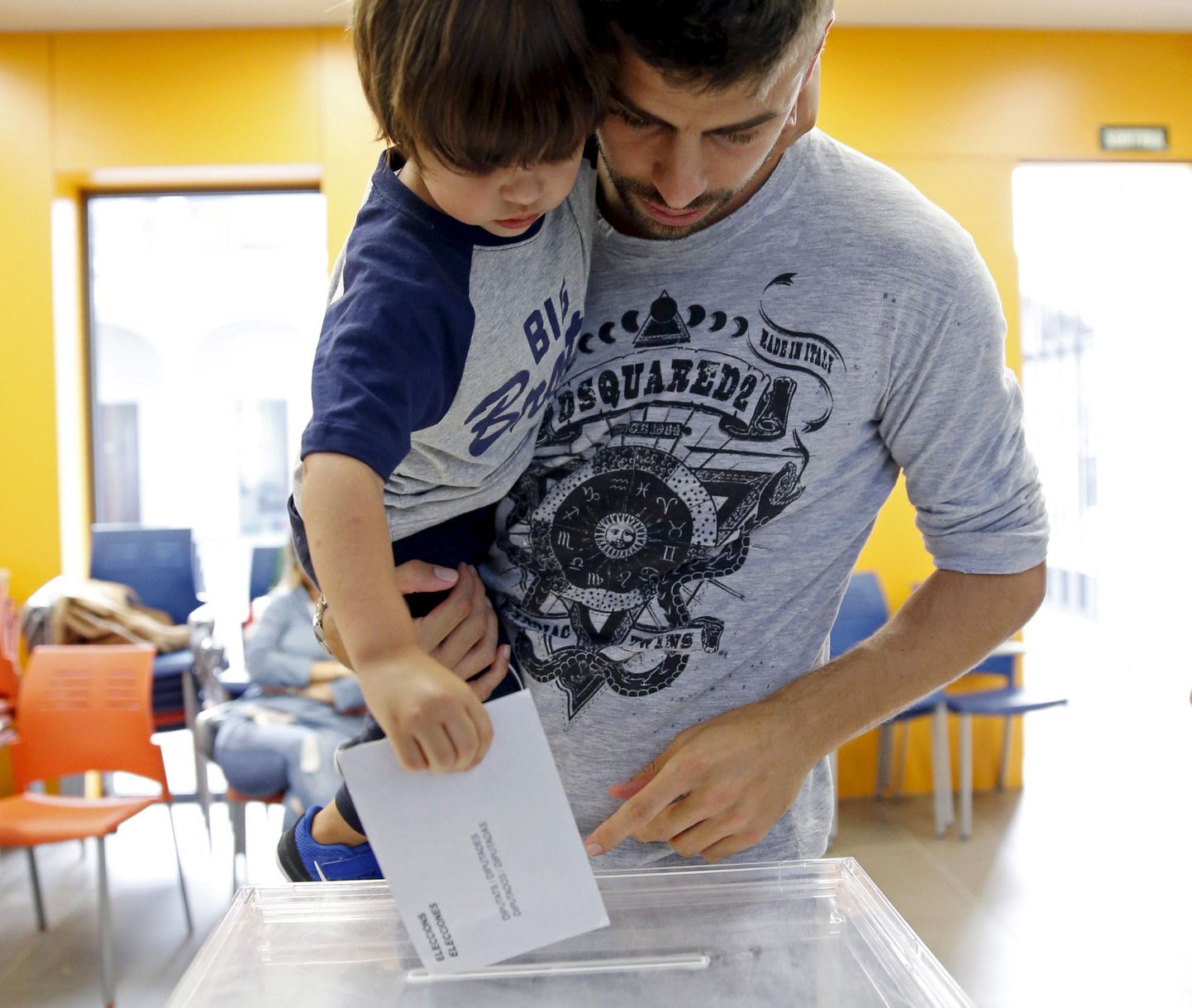 Gerard Pique kaks aastat tagasi pojaga hääletamas. Tänagi käis ta enne kohtumist Las Palmasega valimiskasti juures.