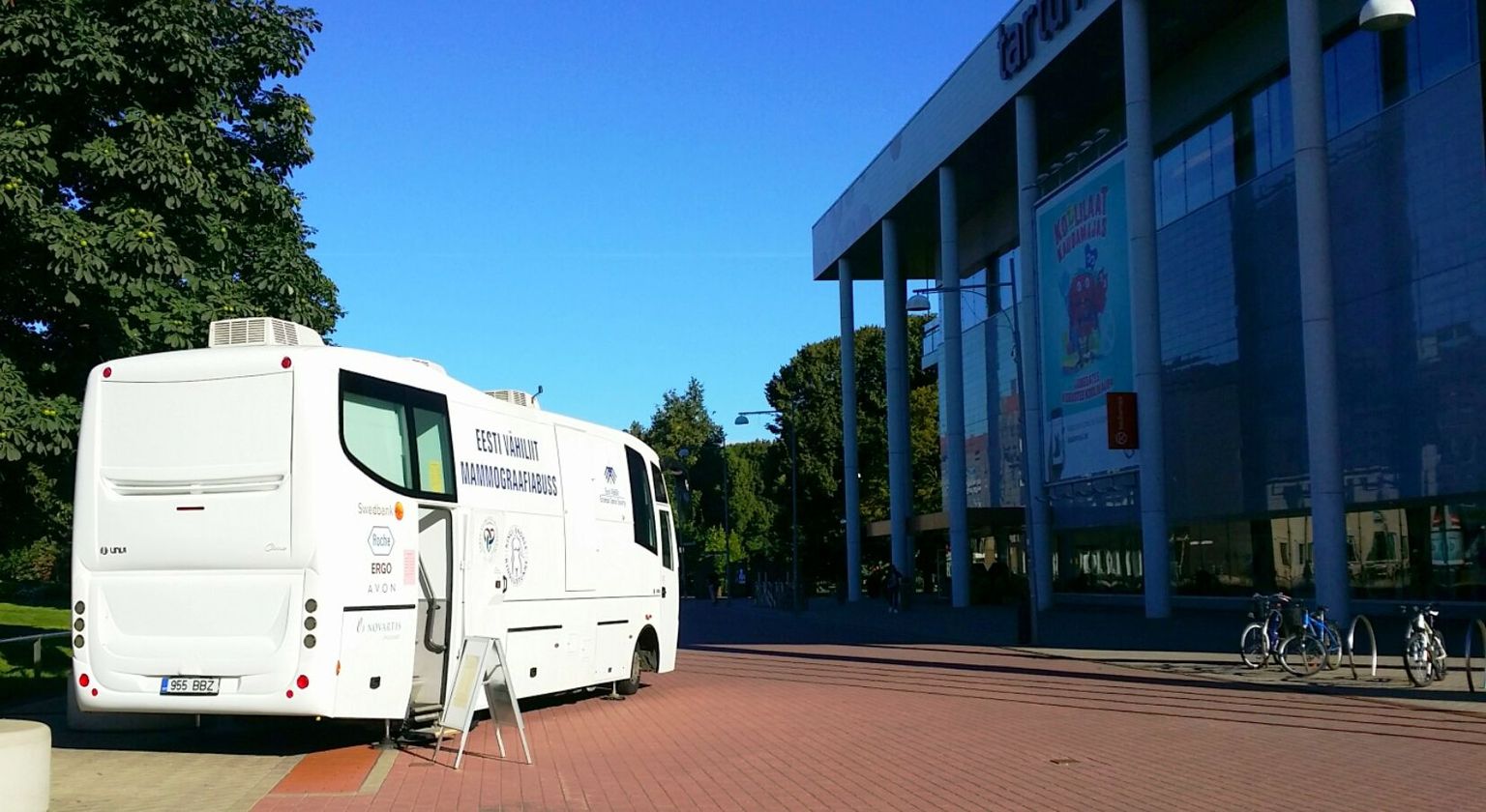 Tartu kaubamaja ees seisab sel ja järgmisel nädalal mammobuss, laupäeval viibib see aga Kallastel.