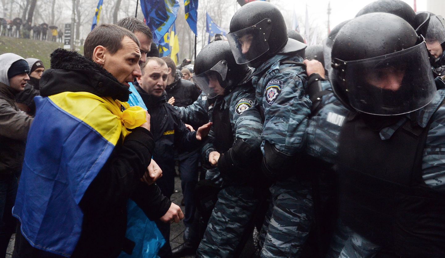Märulimiilitsate ja Euroopa Liidu poolehoidjate kokkupõrked Kiievis valitsuse hoone ees.