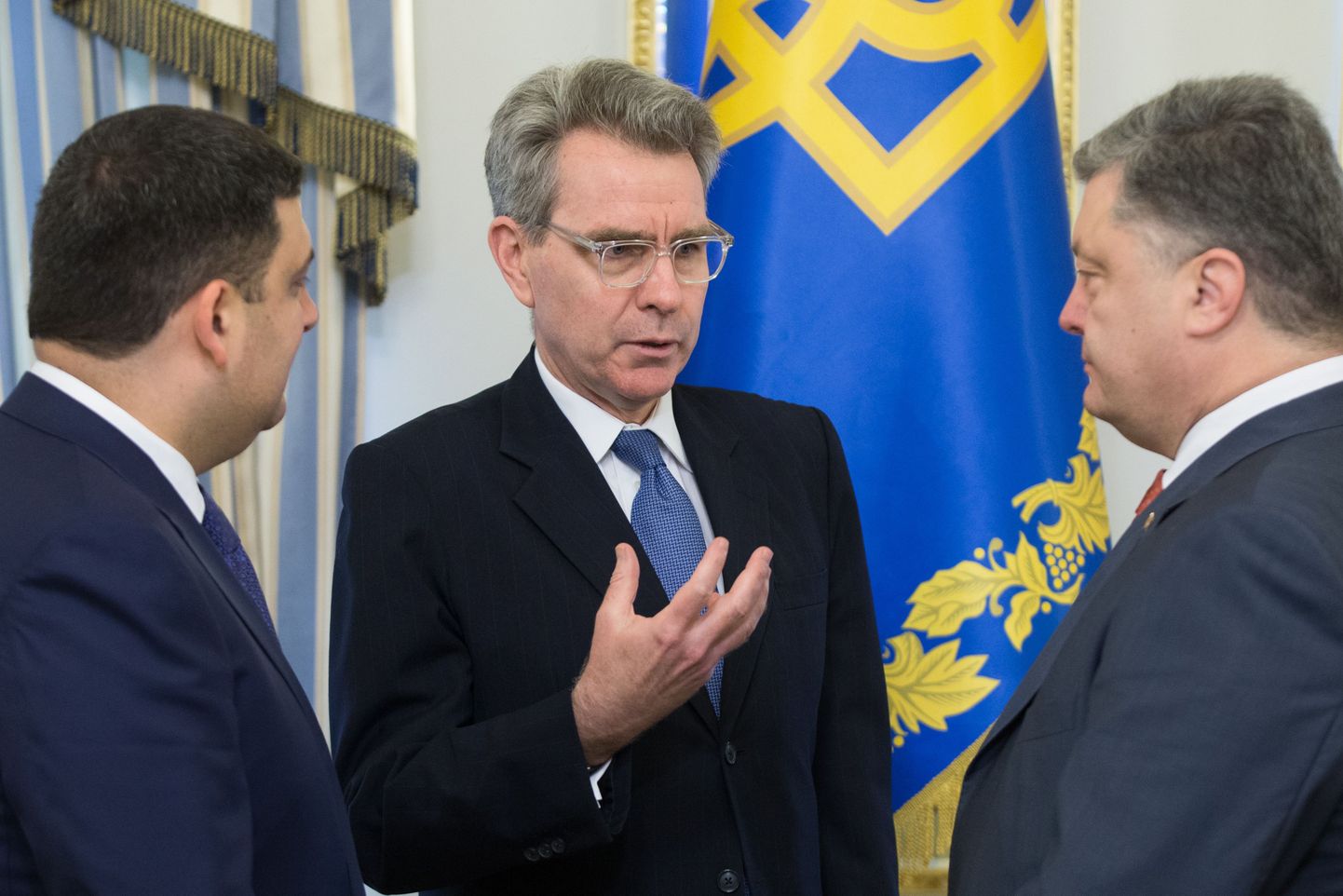 USA suursaadik Ukrainas Geoffrey R. Pyatt (keskel) kohtumas Ukraina president Petro Poroshenko ja peaministri Volodõmõr Groismaniga.