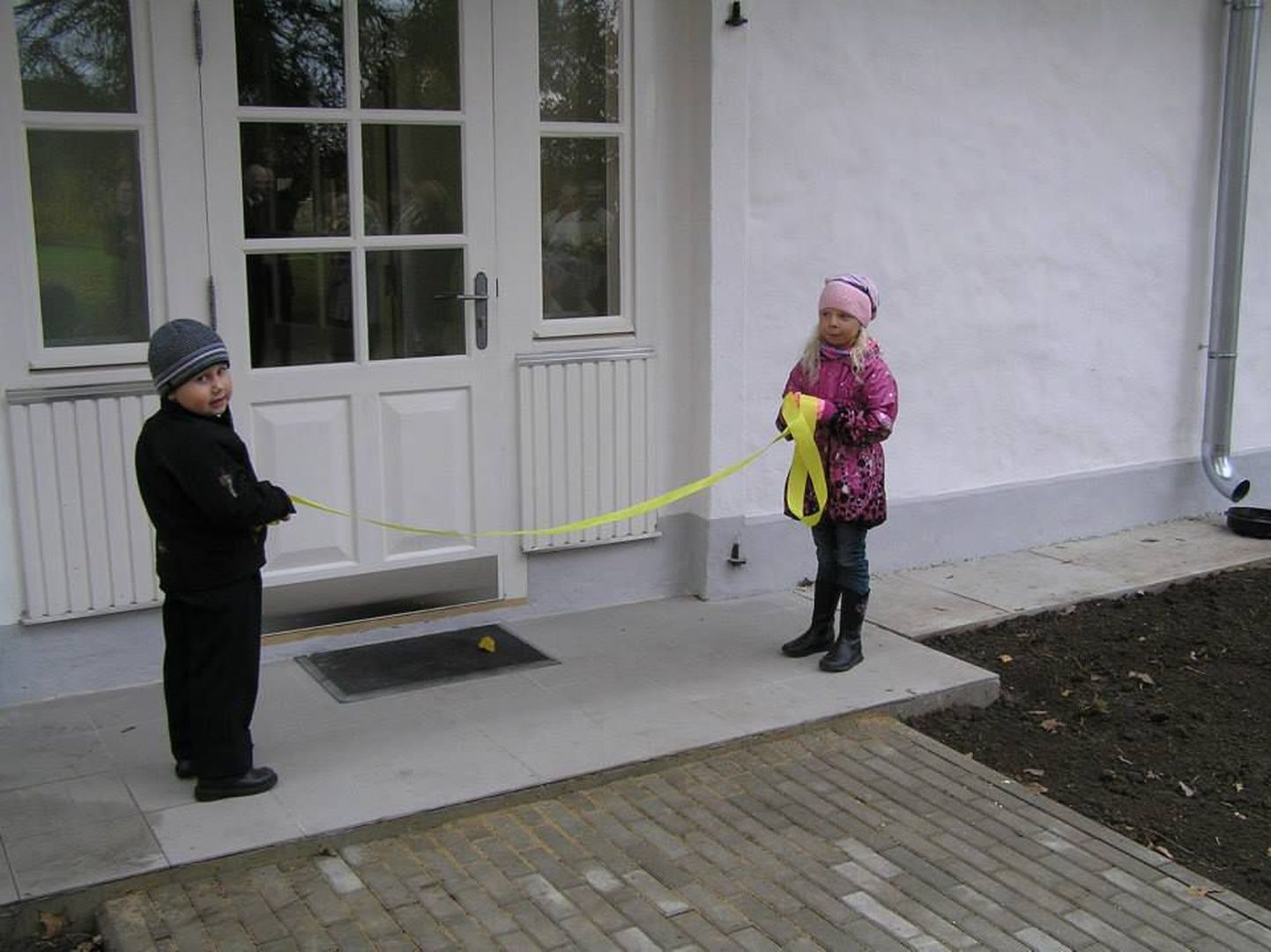 В бывшей конюшне в октябре 2013 года открылся детский сад.