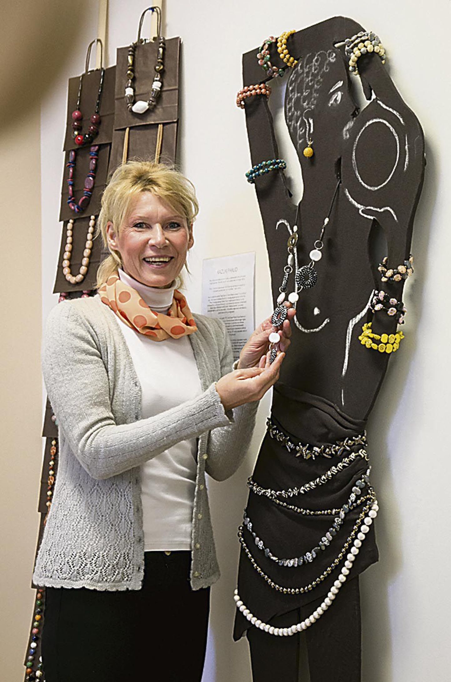 Pärnu kuurordigalerii asutaja Piret Hallik-Sass leiab, et Aafrika pärlid panevad elama põhjamaa naiste rõivadki.