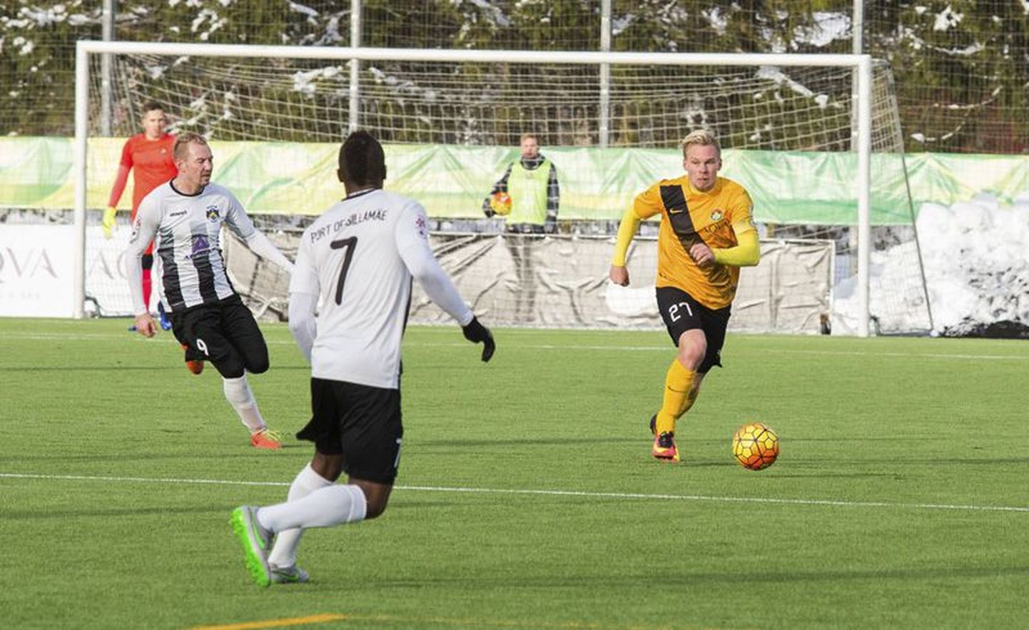 Nii meeskond kui ka fännid valisid Rakvere jalgpalliklubi keskpoolkaitsjast kapteni Taavi Trasbergi (palliga) hooaja parimaks mängijaks.