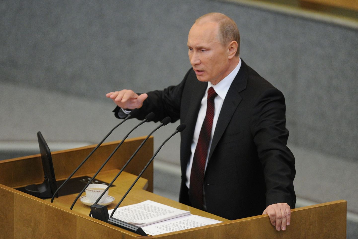 Vladimir Putin täna Vene saadikute ees.