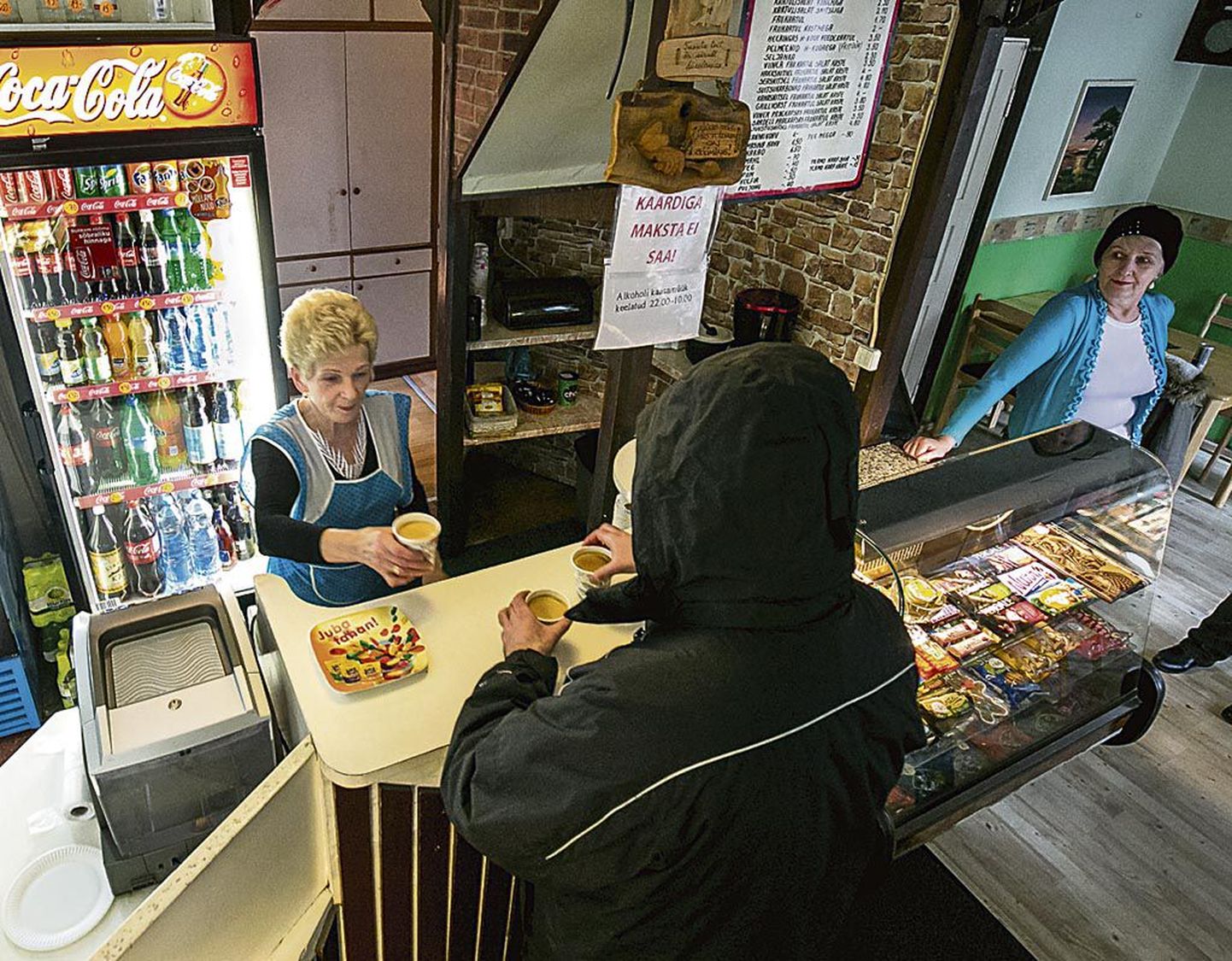 Piiri kioski pikaaegne baaridaam Juta Odolaždsenko toitis inimeste kõrval tänavu suvel sõbralikku rebast, kes käis kioski uksel viinerit lunimas.