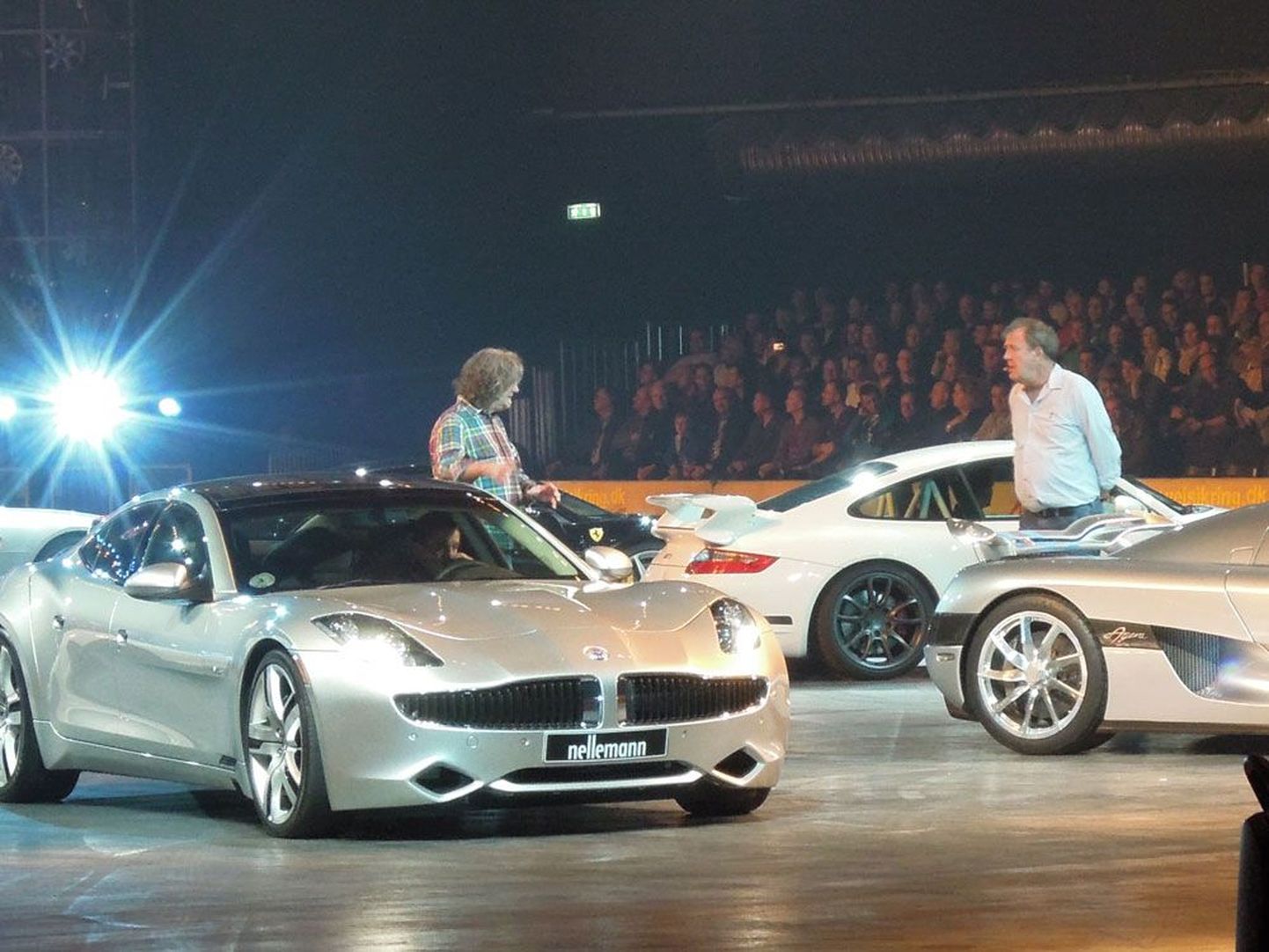 Härrasmehed hindavad ilu. Nii Jeremy Clarksoni kui ka James May käest sai sooja hinnangu Porche GT3 (valge auto taustal).