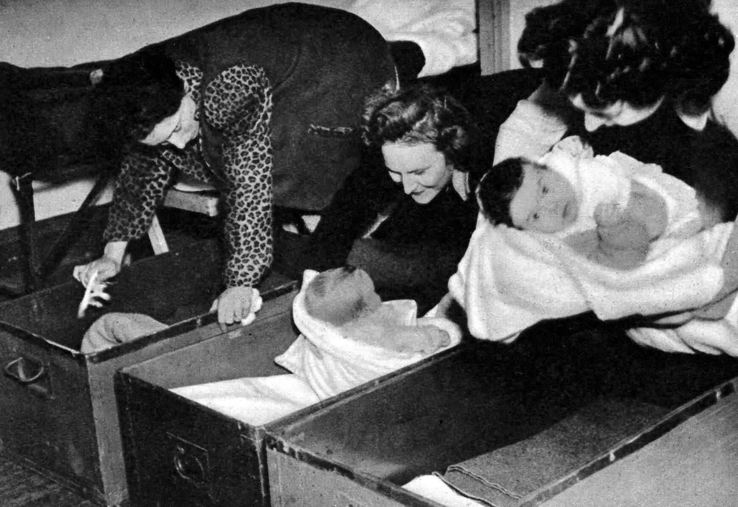 Naised 1946. aastal lapsi magama panemas.