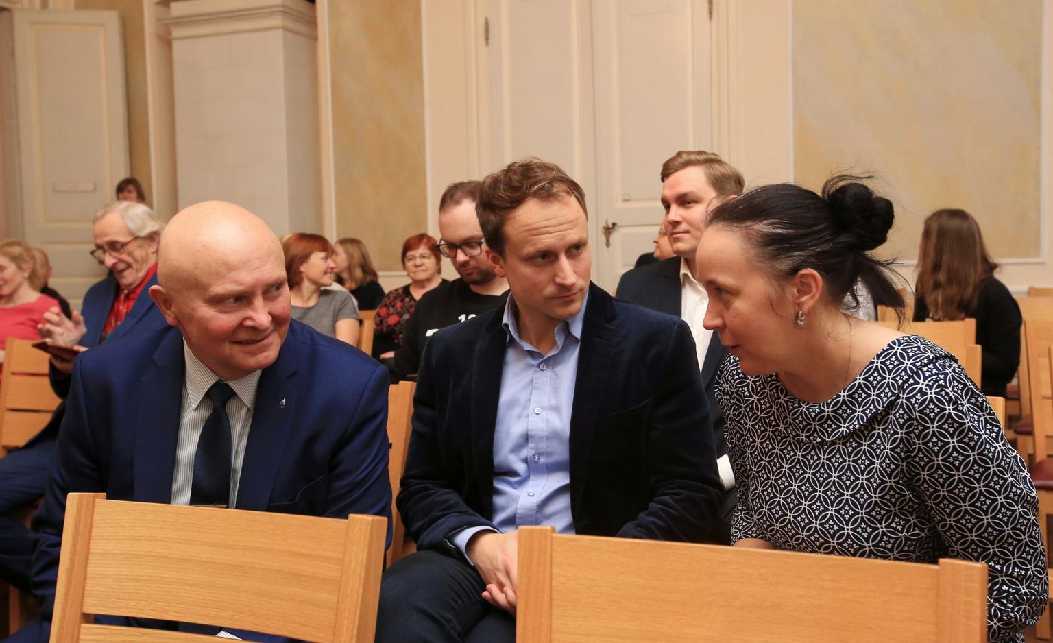 Keskerakonna abilinnapead Monica Rand ja Madis Lepajõe olid eile Tartu raekojas uue linnakirjaniku väljakuulutamisel. Nende vahel istus Reformierakonna abilinnapea Mihkel Lees, kes on viimastel kuudel täitnud ka haiguslehel viibiva Lepajõe ülesandeid.