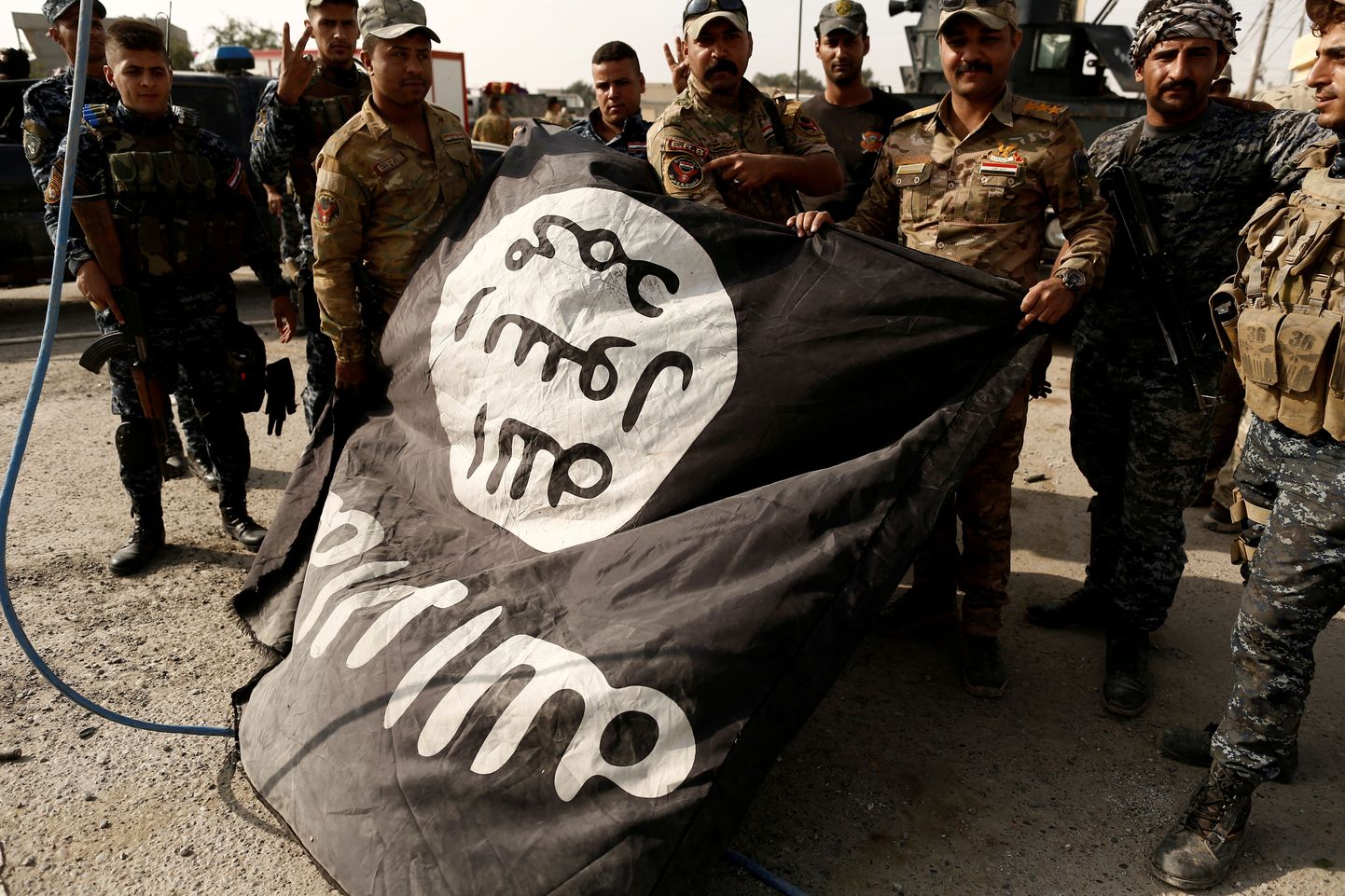 Iraagi sõdurid kättesaadud Islamiriigi lipuga.