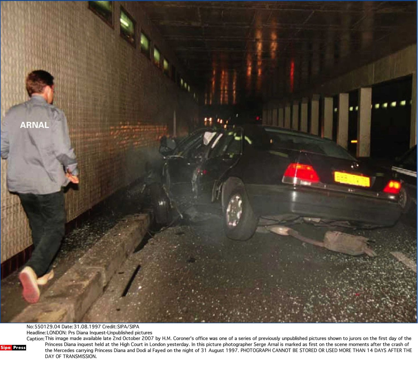 Dianat sõidutanud Mercedes pärast õnnetust Alma tunnelis.
