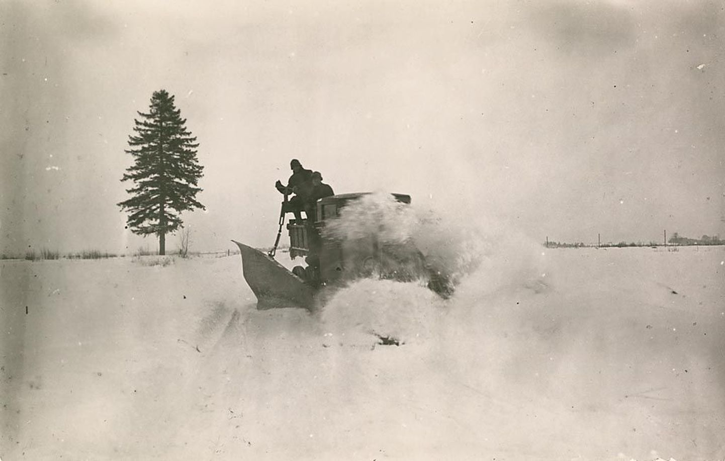 Maavalitsuse lumesahk töös Pärnumaal 1930. aastal. Raha lumekoristuseks nappis siis nagu nüüdki.