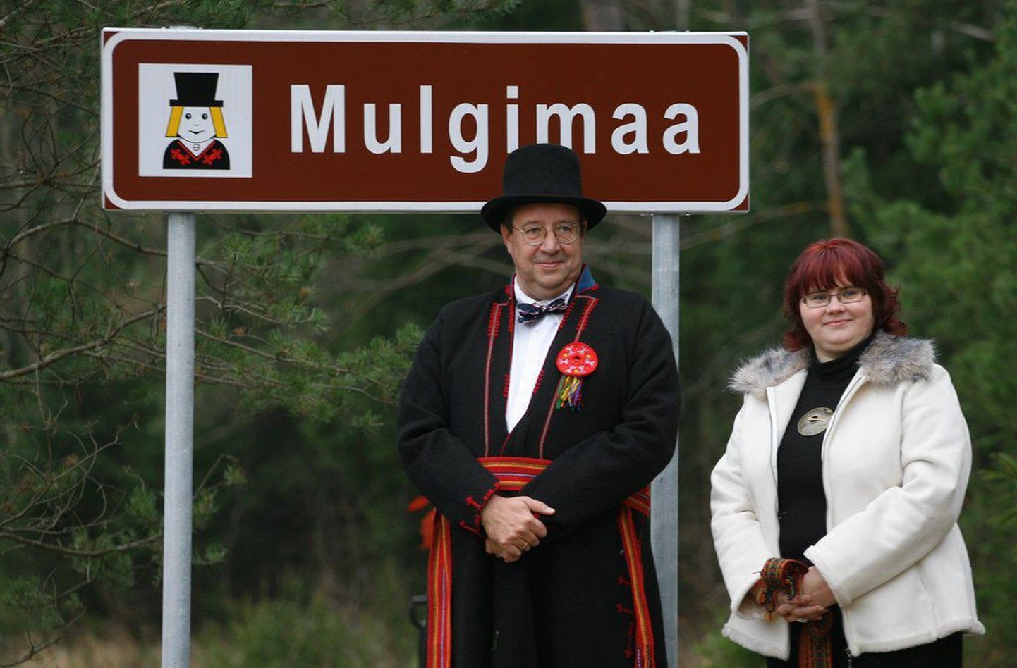 President Ilves Mulgimaa sümboolseid piire tähistava viida avamisel.