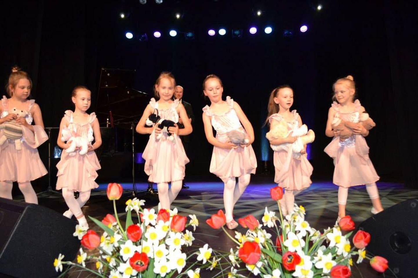 Möödunud aastal Sakala keskuses korraldatud heategevusliku emadepäeva kontserdi «Kingi emale üks vaba päev» tulusid kasutati puudega last kasvatavate emade rõõmuks.