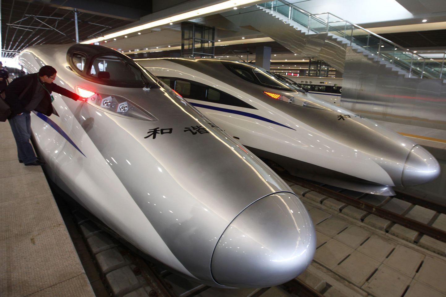 Скоростные поезда на железнодорожной станции в Шанхае. Иллюстративный снимок.