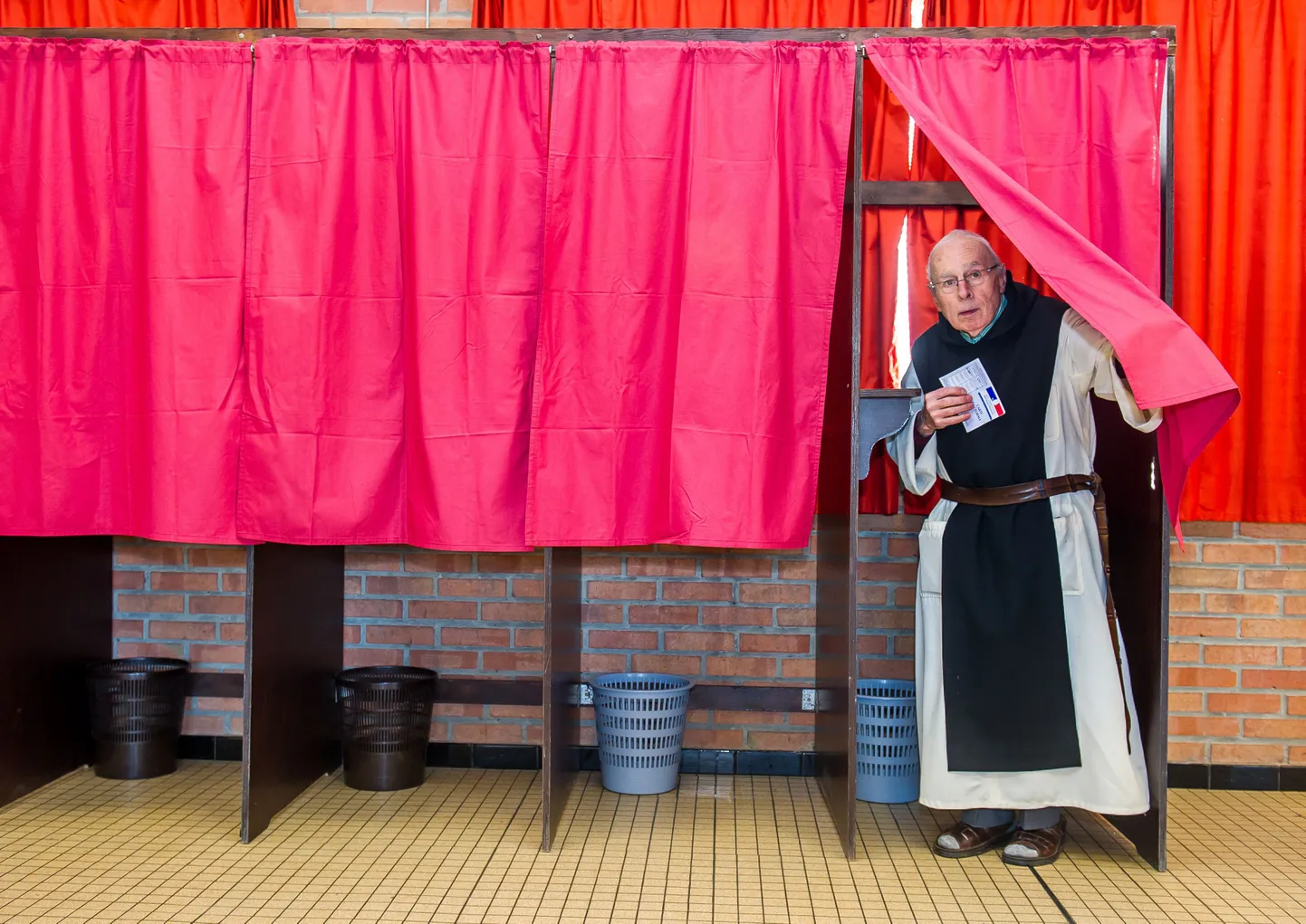 Prantsuse Monts des Cats'i kloostri munk täna kohalikel valimistel hääletamas.