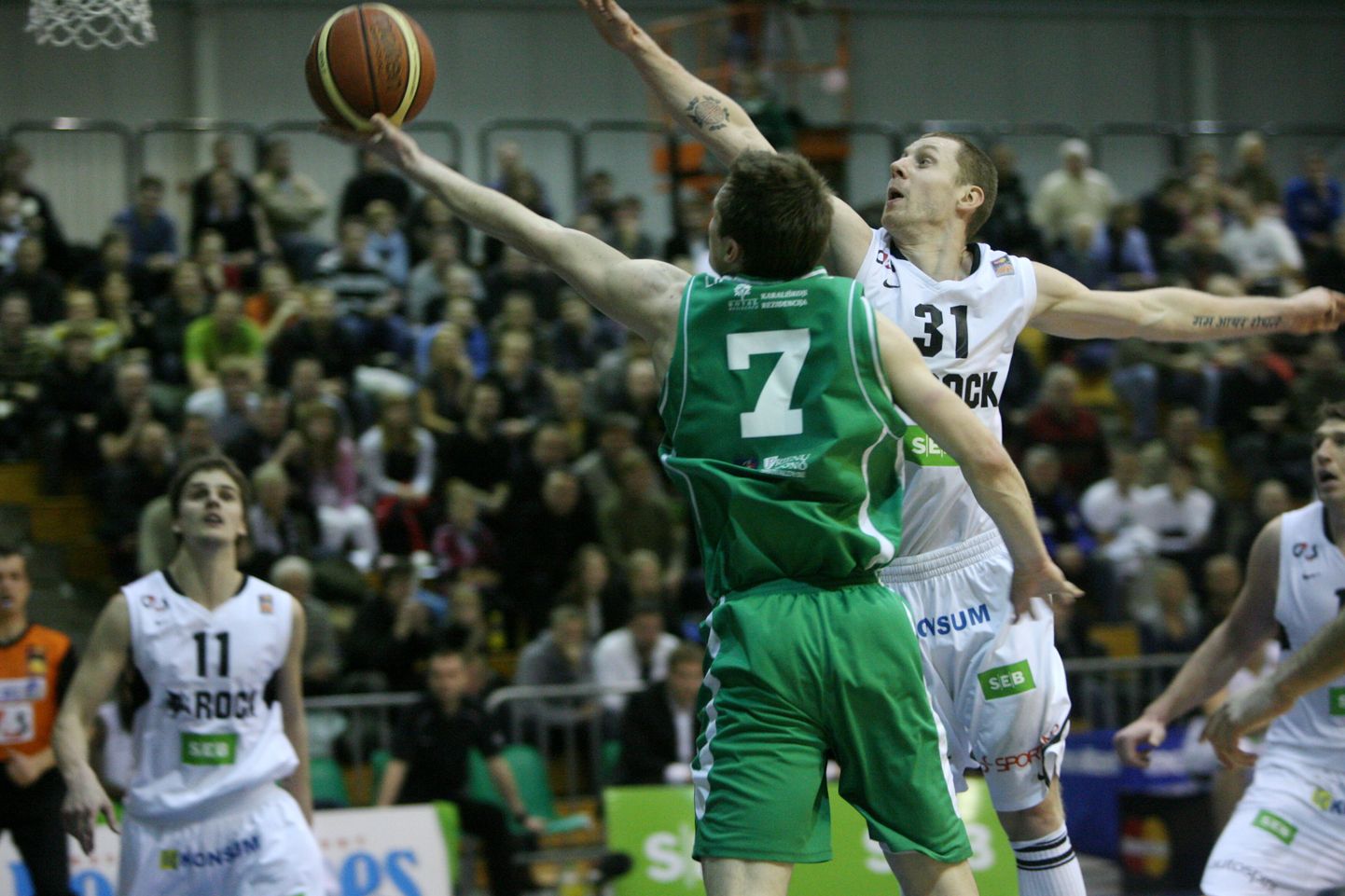 TÜ/Rocki korvpallimeeskond alistas Balti liigas Leedu klubi Prienai Rudupise 86:62 (pildil Silver Leppik ja Marek Doronin).
