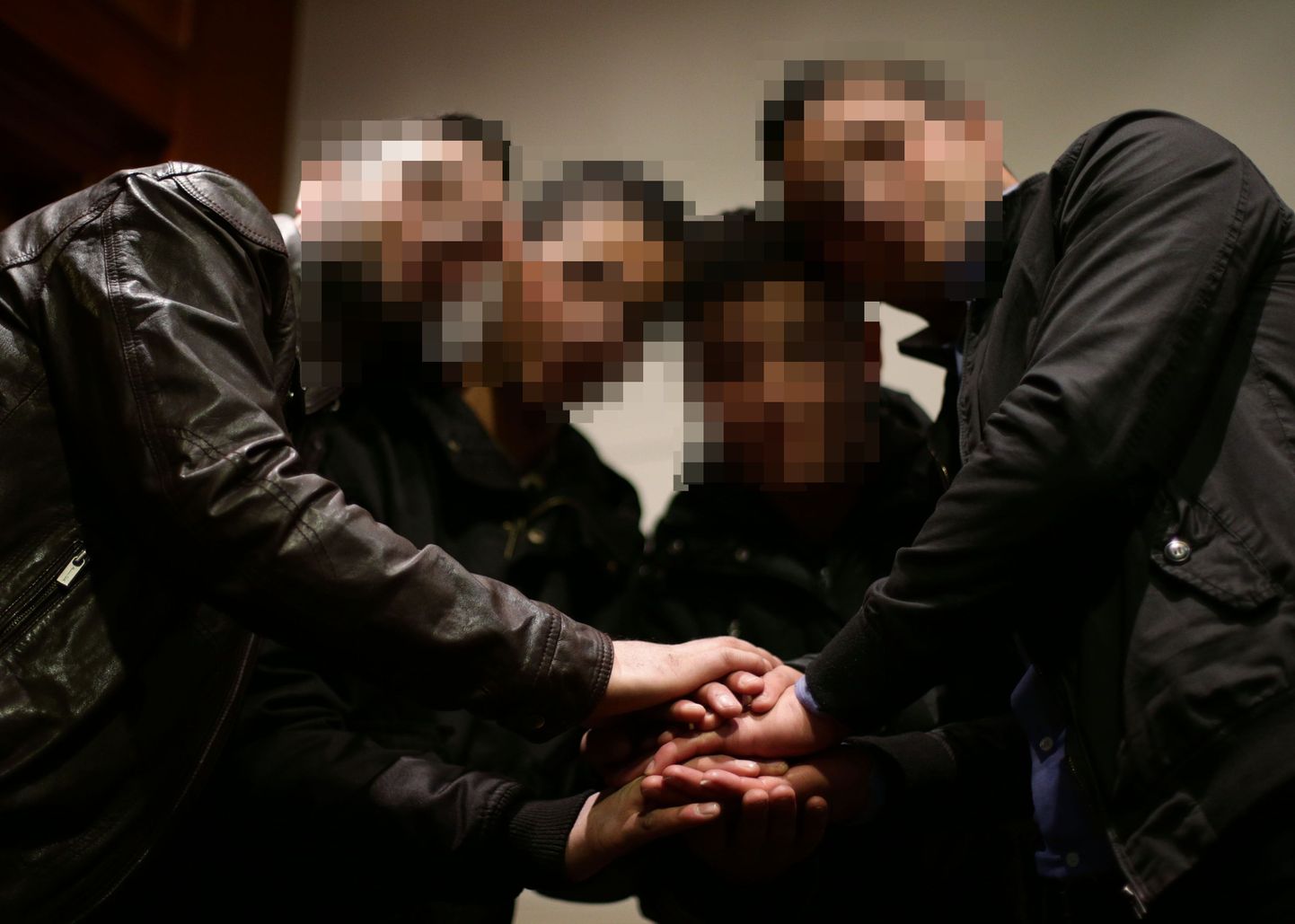 Neli süürlast, kes hakkavad asüülitaotluse vastust ootama Suurbritannias.