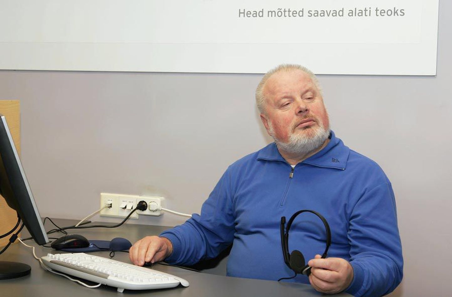 Pime mees Arvu Sarv teeb arvuti abil kõik ametitehingud ja peab maailmaga ühendust.