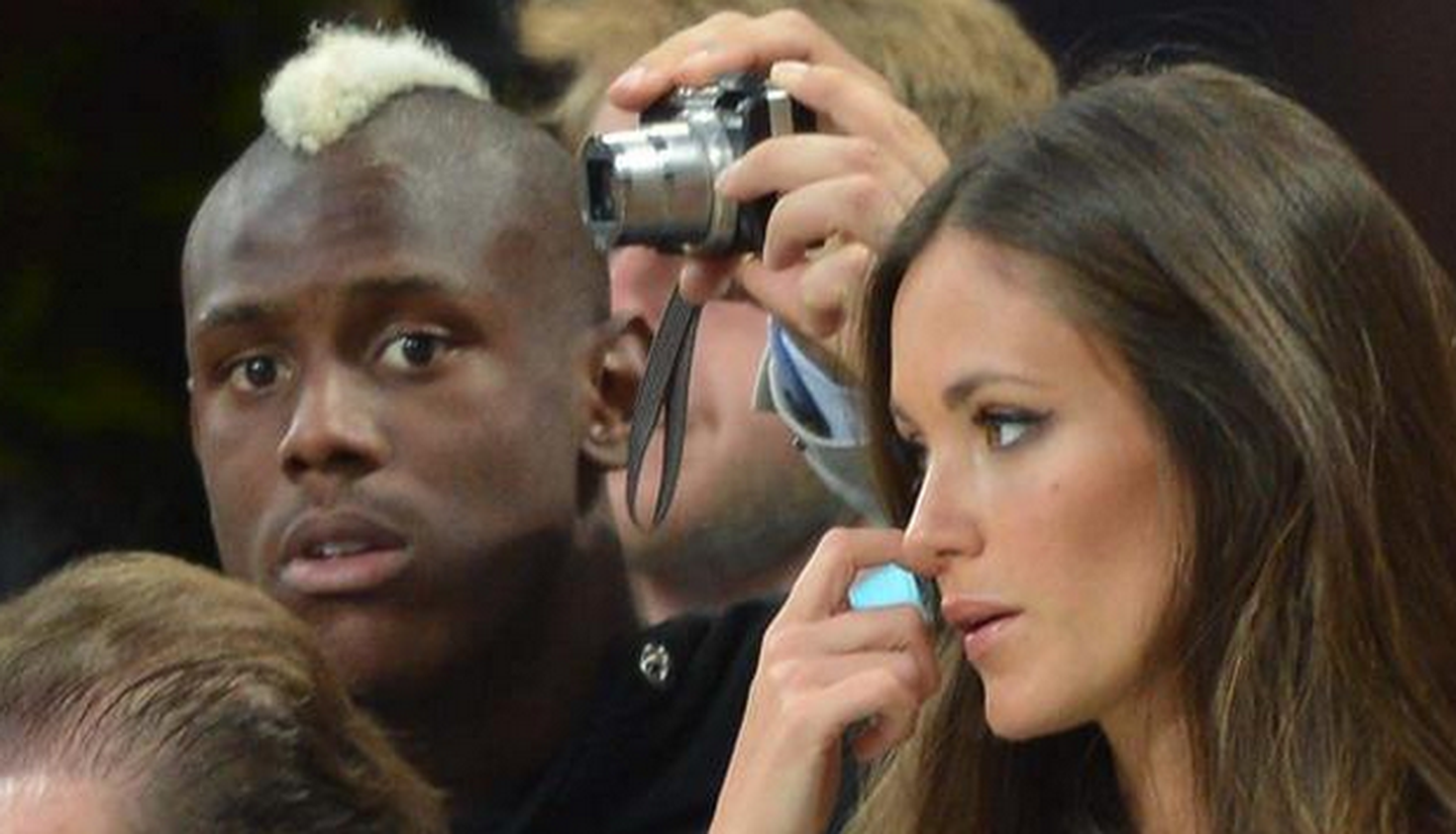 Enoch Barwuah koos tundmatu naisterahvaga jalgpalli vaatamas. Kas tema võib olla Mario Balotelli uus silmarõõm?