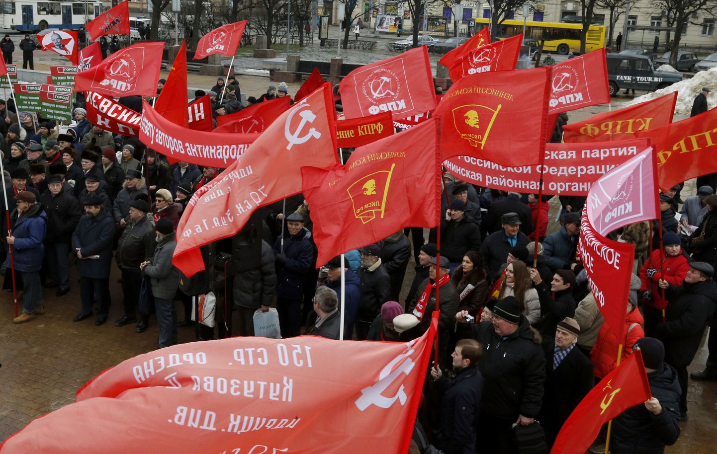 Venemaa kommunistliku partei liikmed punalippude ja loosungitega