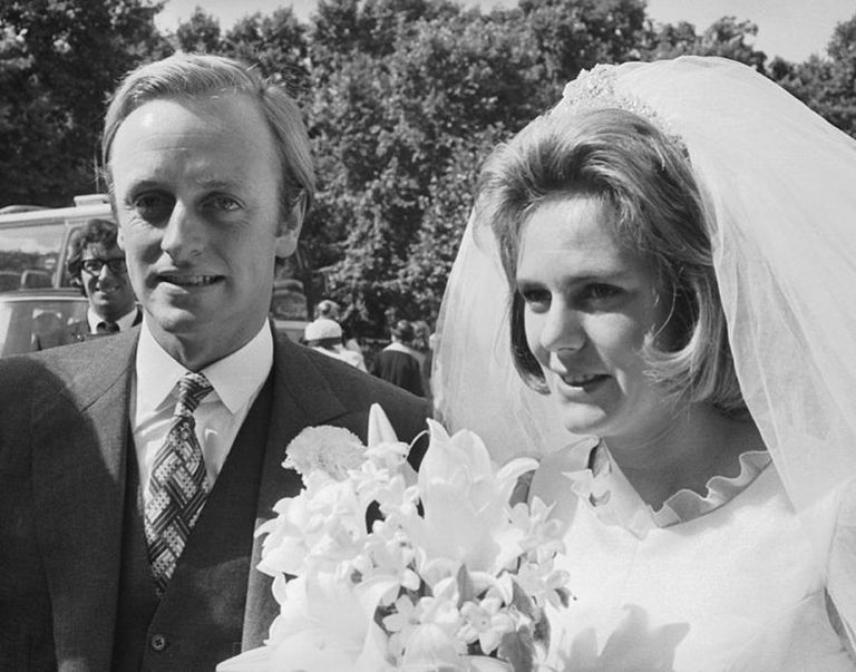 Andrew Parker Bowles ja Camilla Shand oma pulmapäeval