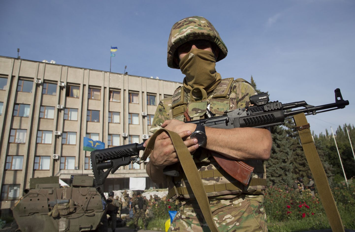 Ukraina sõdur eile pärastlõunal Slovjanskis linnavalitsuse hoone ees.