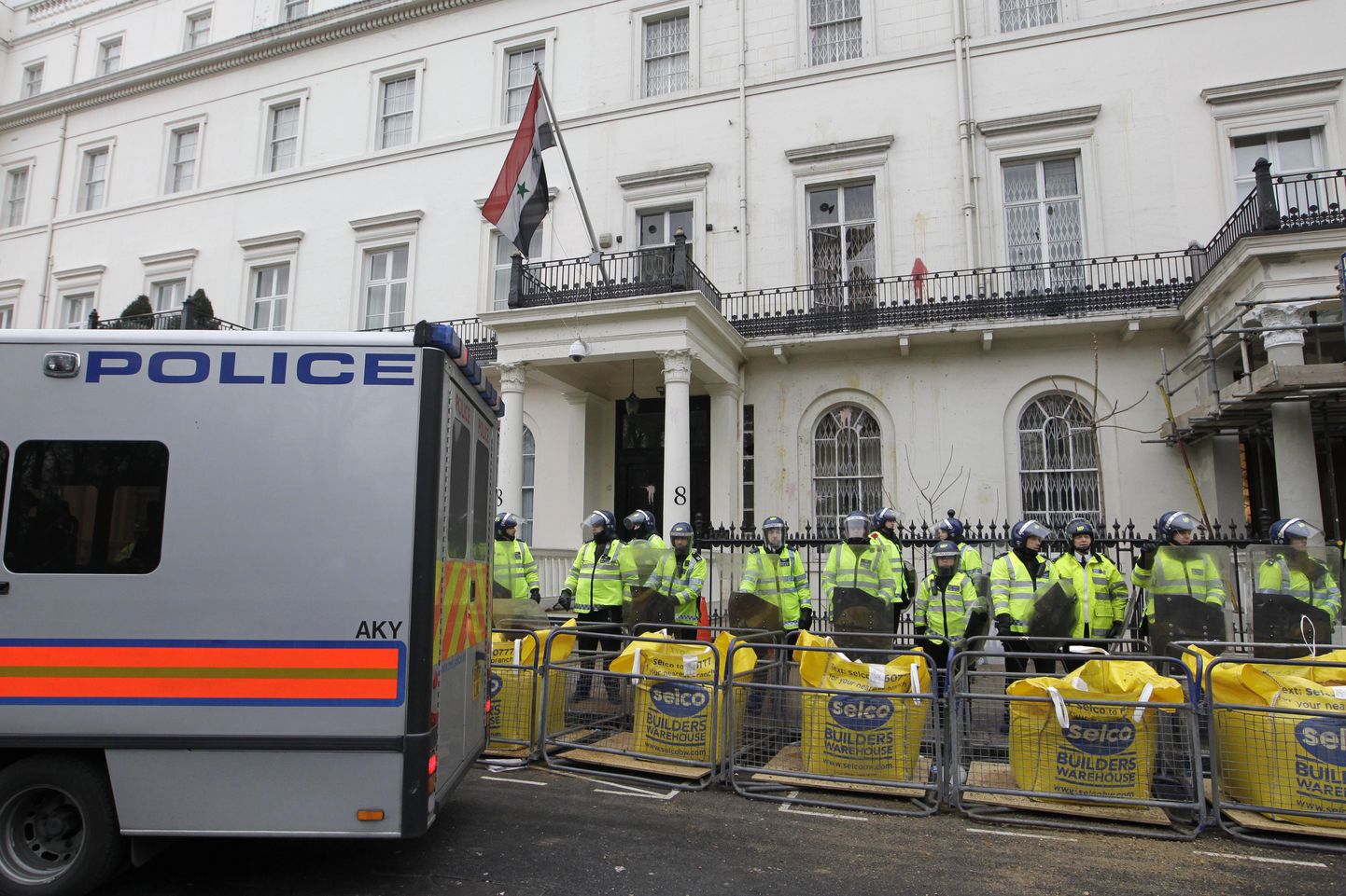 Palavad päevad on käes ka Süüria saatkonnal Londonis, mida valvab Briti märulipolitsei.