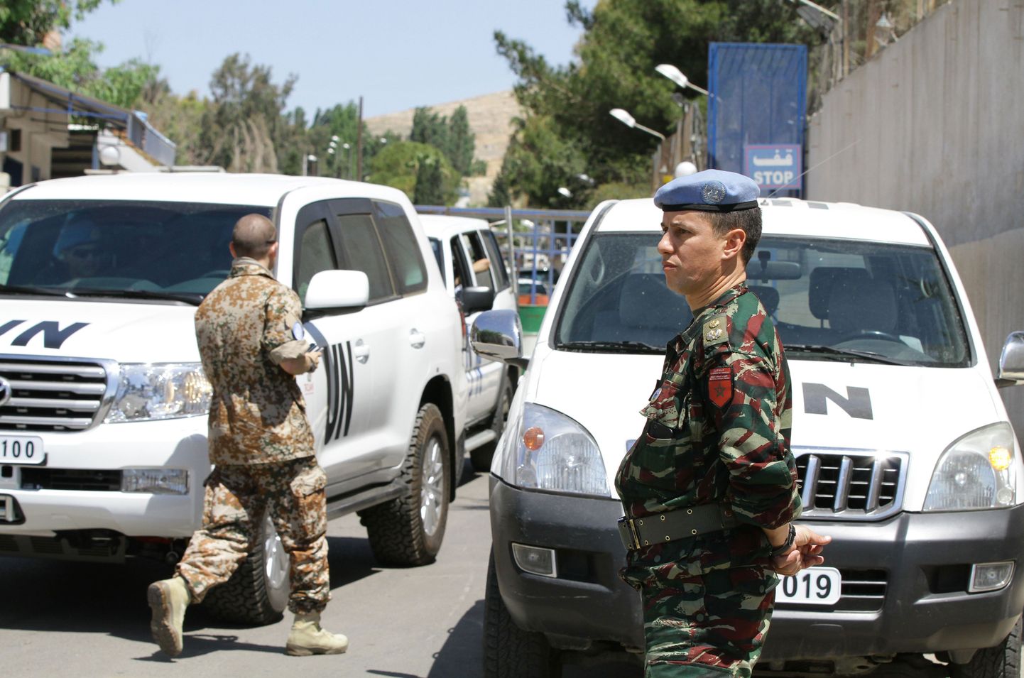 ÜRO vaatlejad ja missiooniliikmete autod Damaskuses.