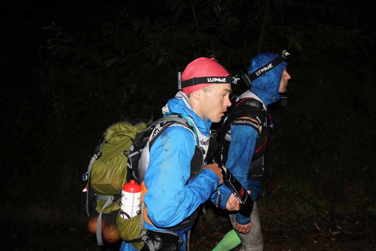 Rain Eensaar ja Timmo Tammemäe etapil 8 Budawangs Wildernessis. Pildil on näha, kui palju asju peab seiklussportlane endaga öises metsas kaasas vedama.