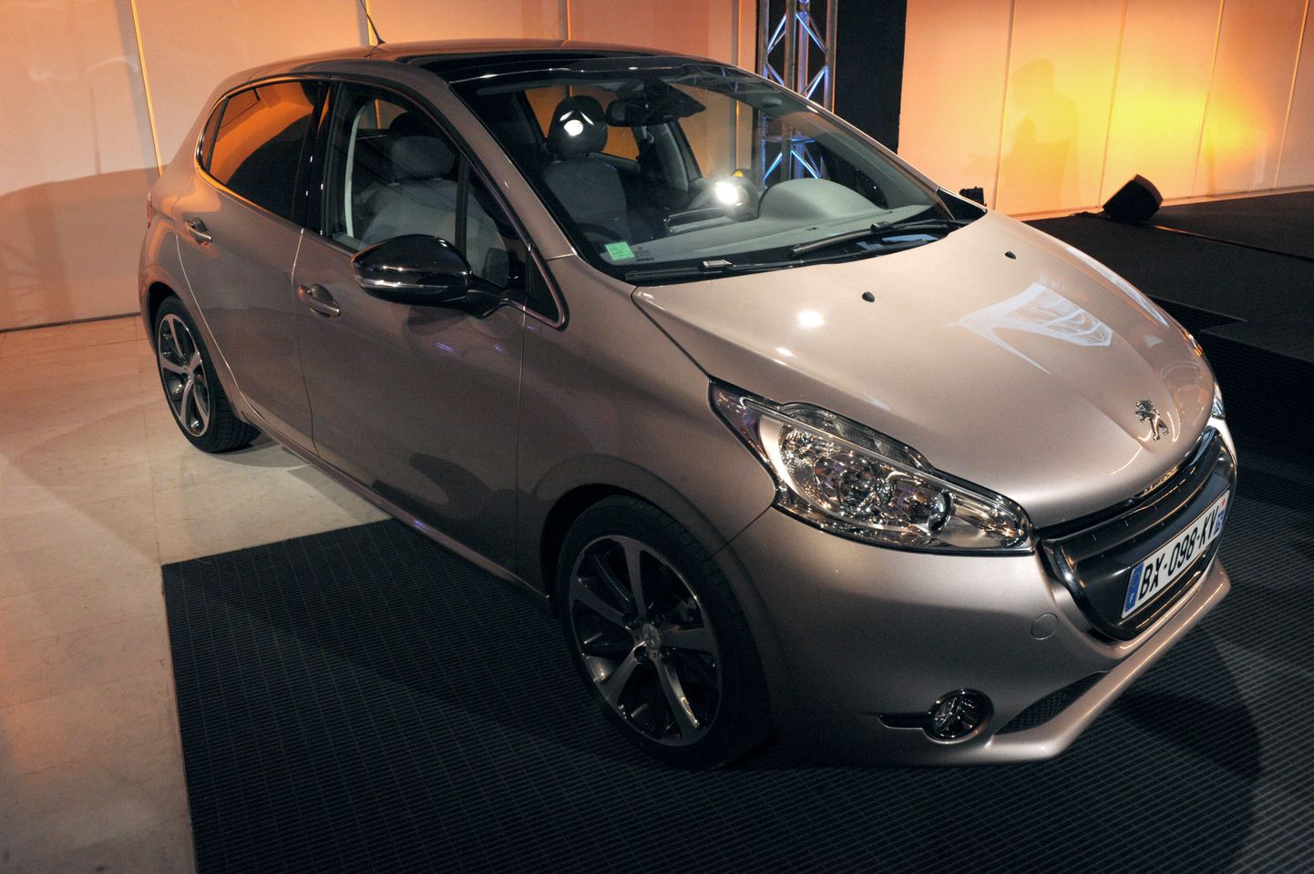Uut Peugeot 208 esitleti eile PSA Peugeot Citröen grupi eelmise aasta majandustulemuste tutvustusel Pariisis. Sõiduki ametlik tootmine algas eelmisel kuul  Poissy PSA  tehases ning see vahetab sel aastal välja 207.