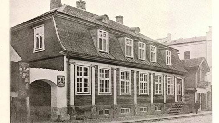 Šī fotogrāfija ar lepno "Vanadziņa nama" Rīgas ielā 15 tapusi 20.gadsimta sākumā. Pirms dažiem gadiem ēku nācās nojaukt bīstamā tehniskā stāvokļa dēļ. Šāda nākotne draud daudzām savulaik apbrīnotām Cēsu vecpilsētas mājām 