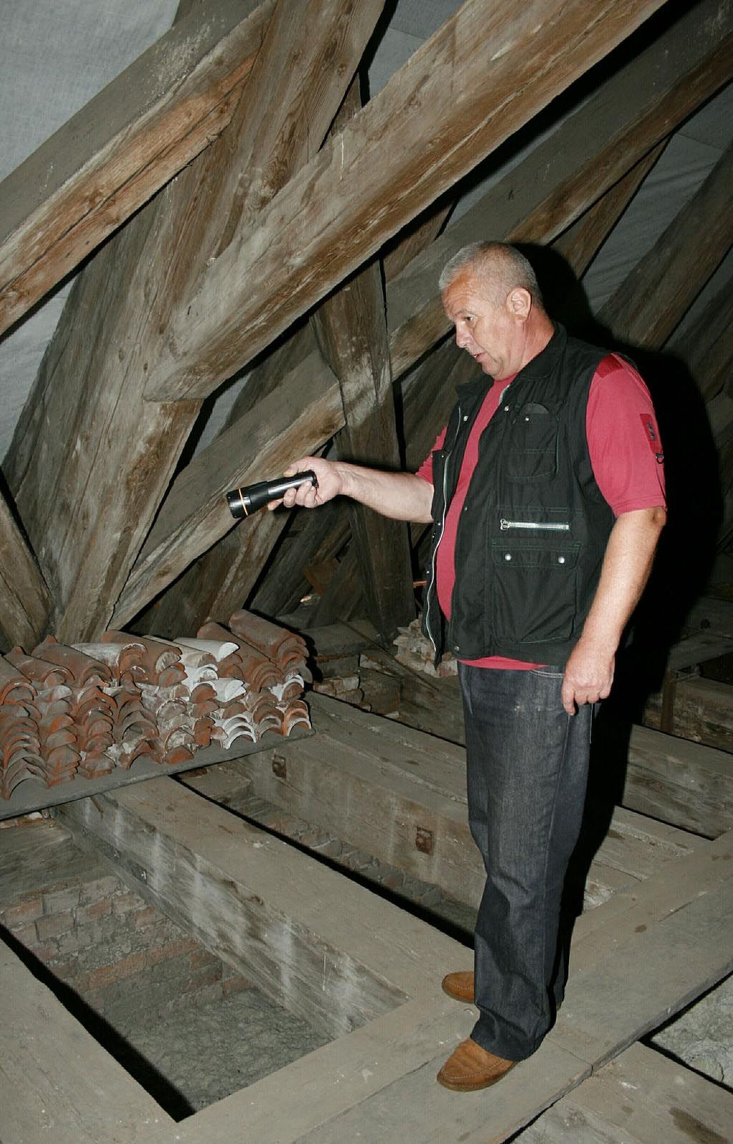 Pärnu Eliisabeti kiriku haldusdirektor Enn Müürisepp on vanade katusekonstruktsioonide pärast mures.