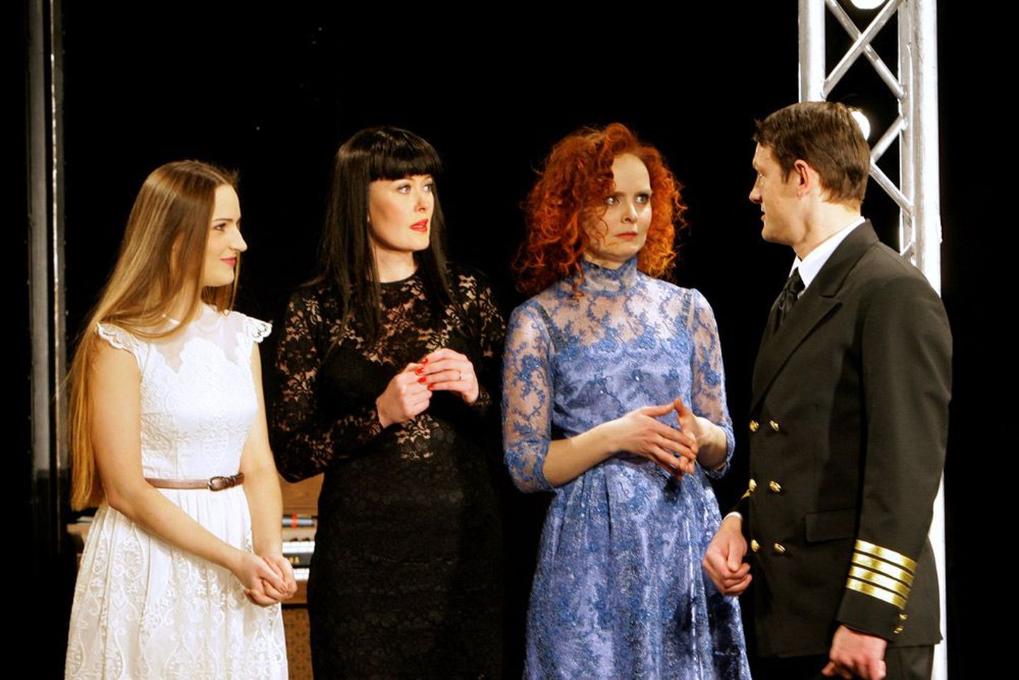 Irina (Marta Laan), Maša (Merle Palmiste) ja Olga (Kersti Heinloo) esimene kohtumine Veršininiga (Jan Uuspõld).