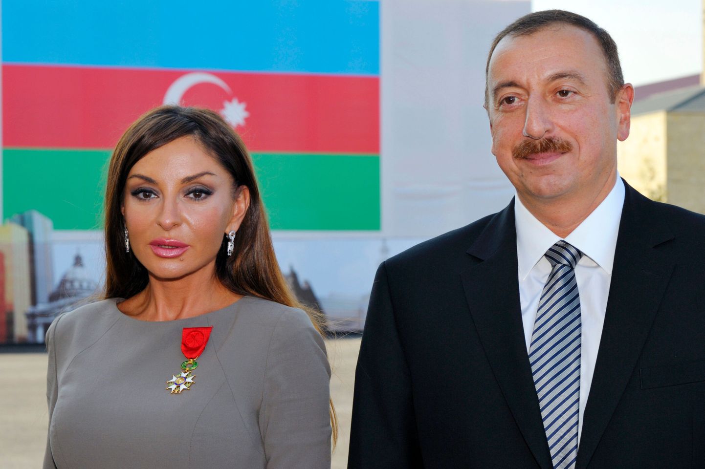 Vastne asepresident Mehriban Alijeva presidendist abikaasa Ilham Alijeviga riigilipu taustal.