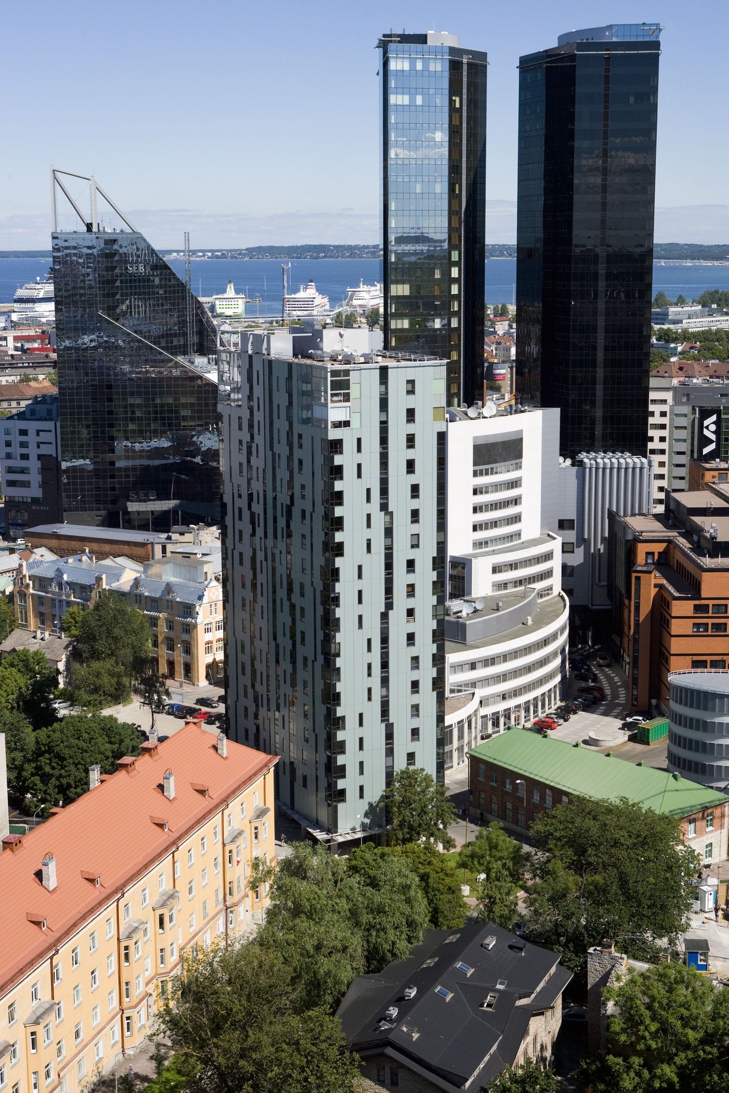 Высотные здания в центре Таллинна.
