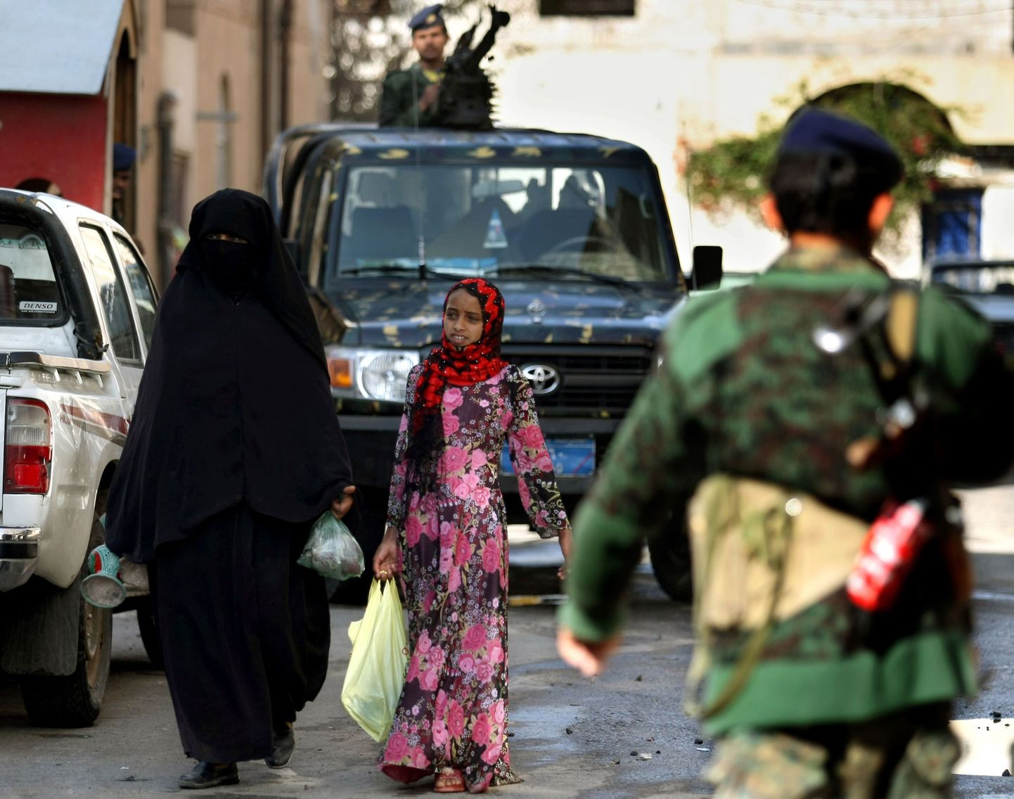 Jeemeni julgeolekutöötajad linnatänaval valvamas.