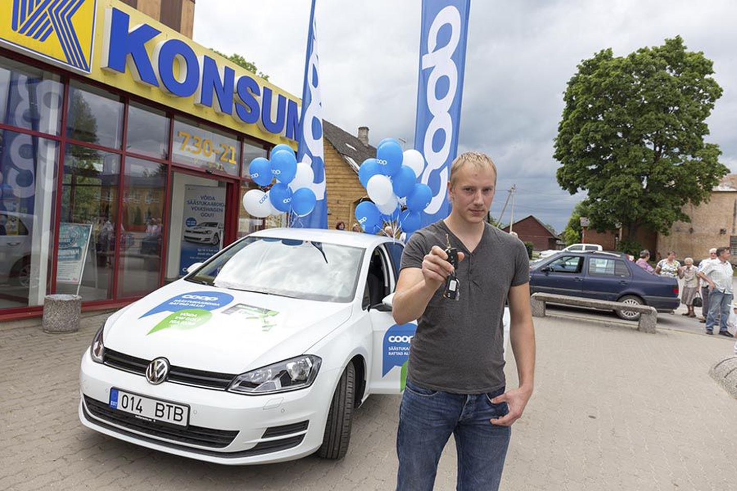 Abja vallas Sarja külas elav Kalev Tihane sai eile Abja Konsumi juures kätte võiduauto Volkswagen Golfi.