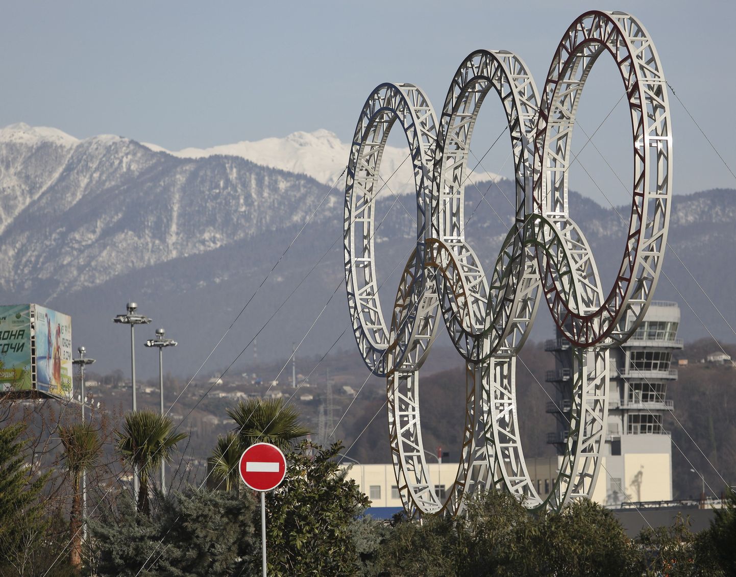 В Сочи рядом с международным аэропортом была открыта композиция "Олимпийские кольца".