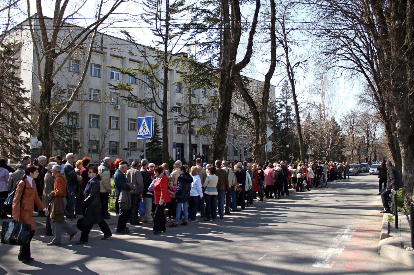 Sajad inimesed võtsid täna Simferopolis Vene passi saamiseks järjekorda.